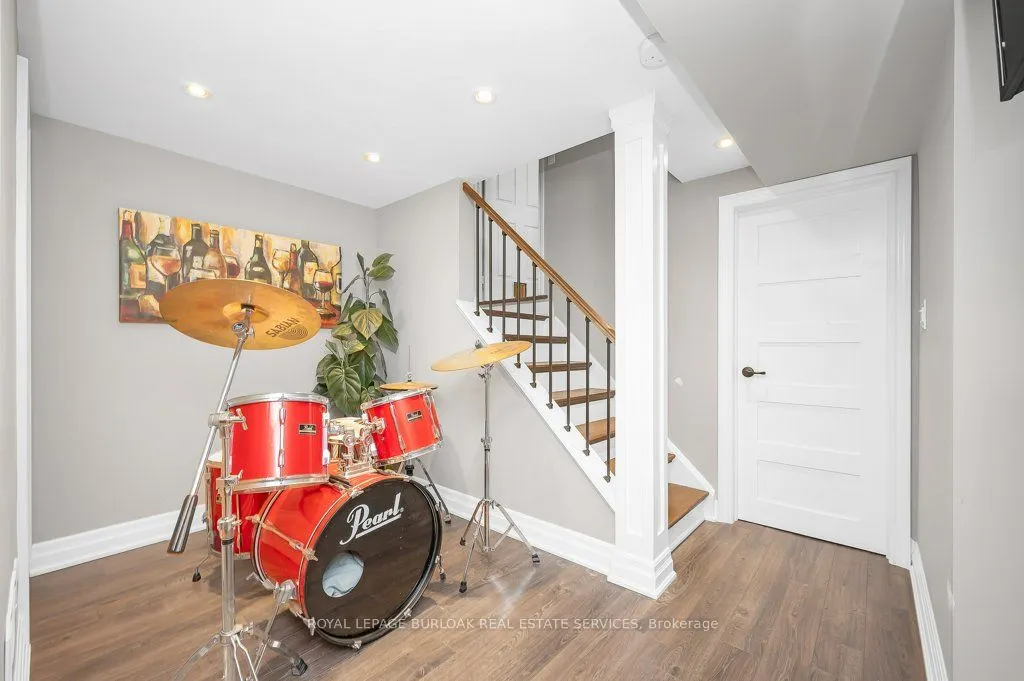 2044 Broadleaf Crescent