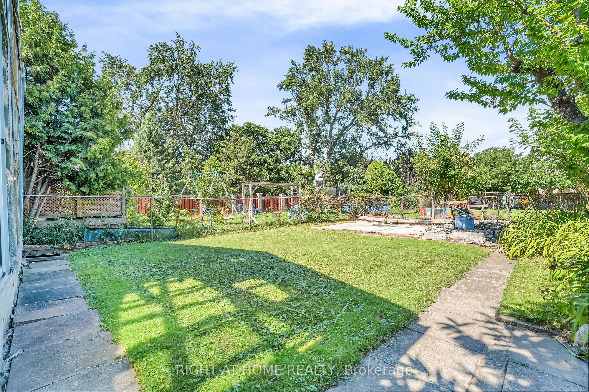 1553 Northmount Avenue