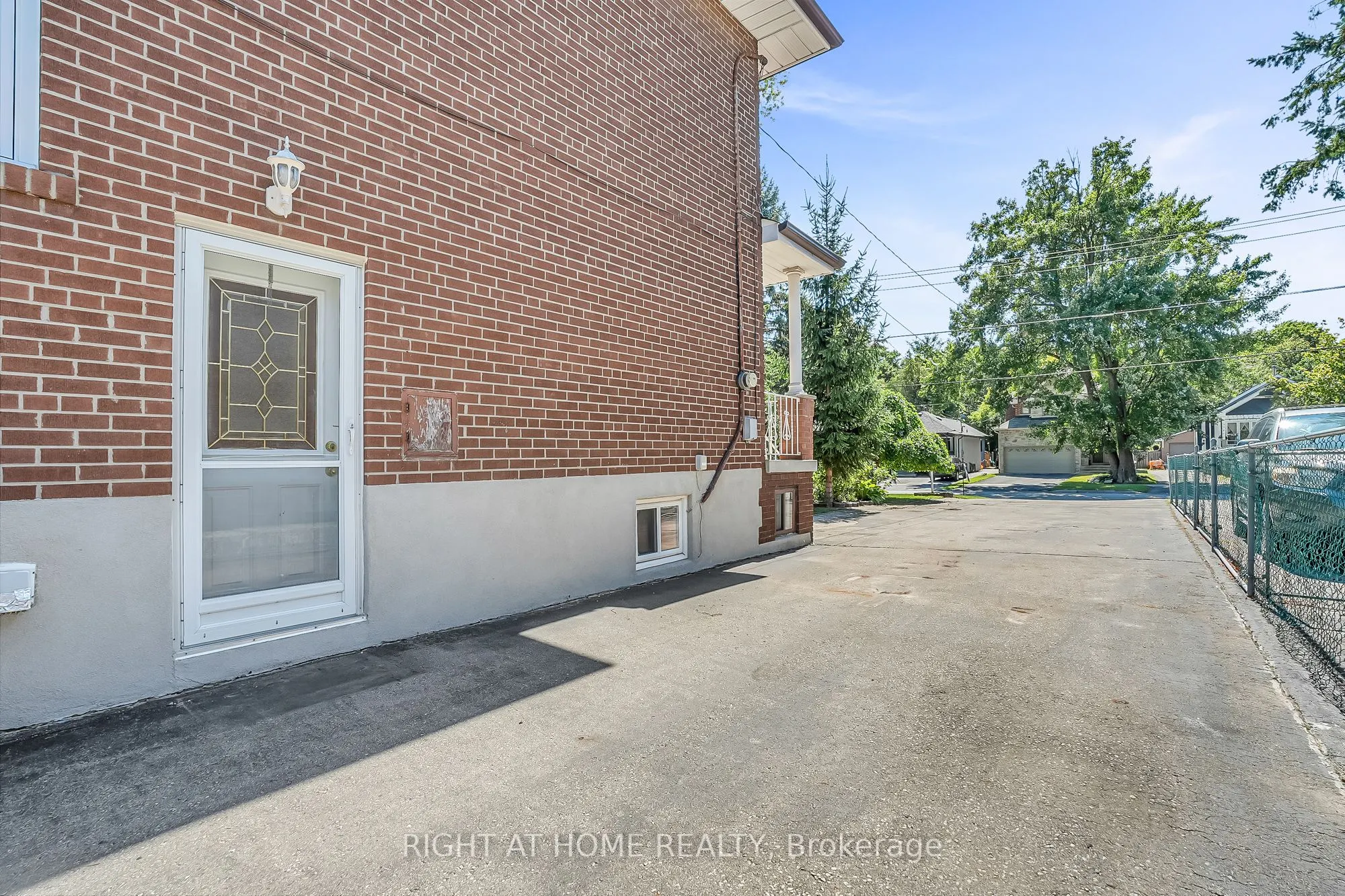 1553 Northmount Avenue