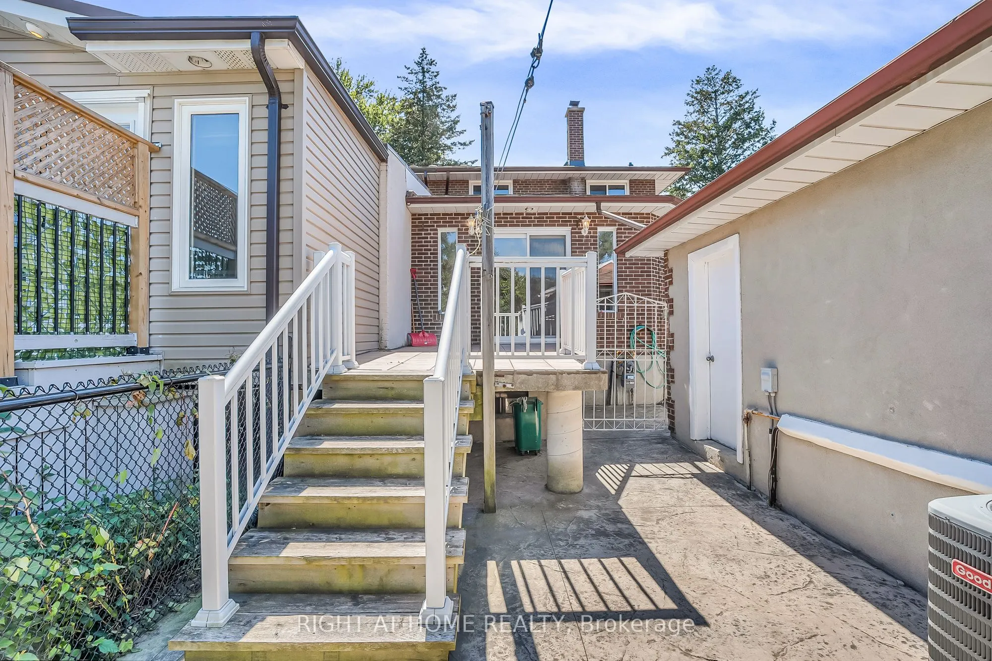 1553 Northmount Avenue