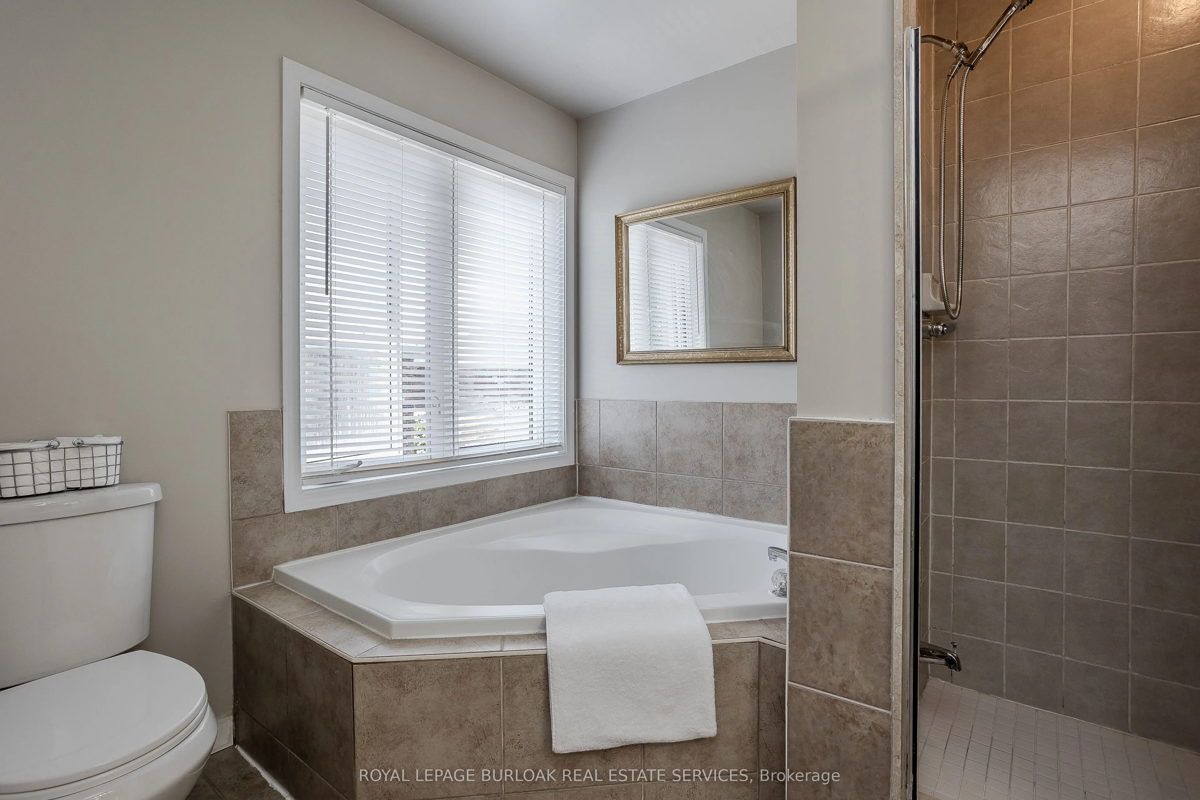 2214 Kenneth Crescent