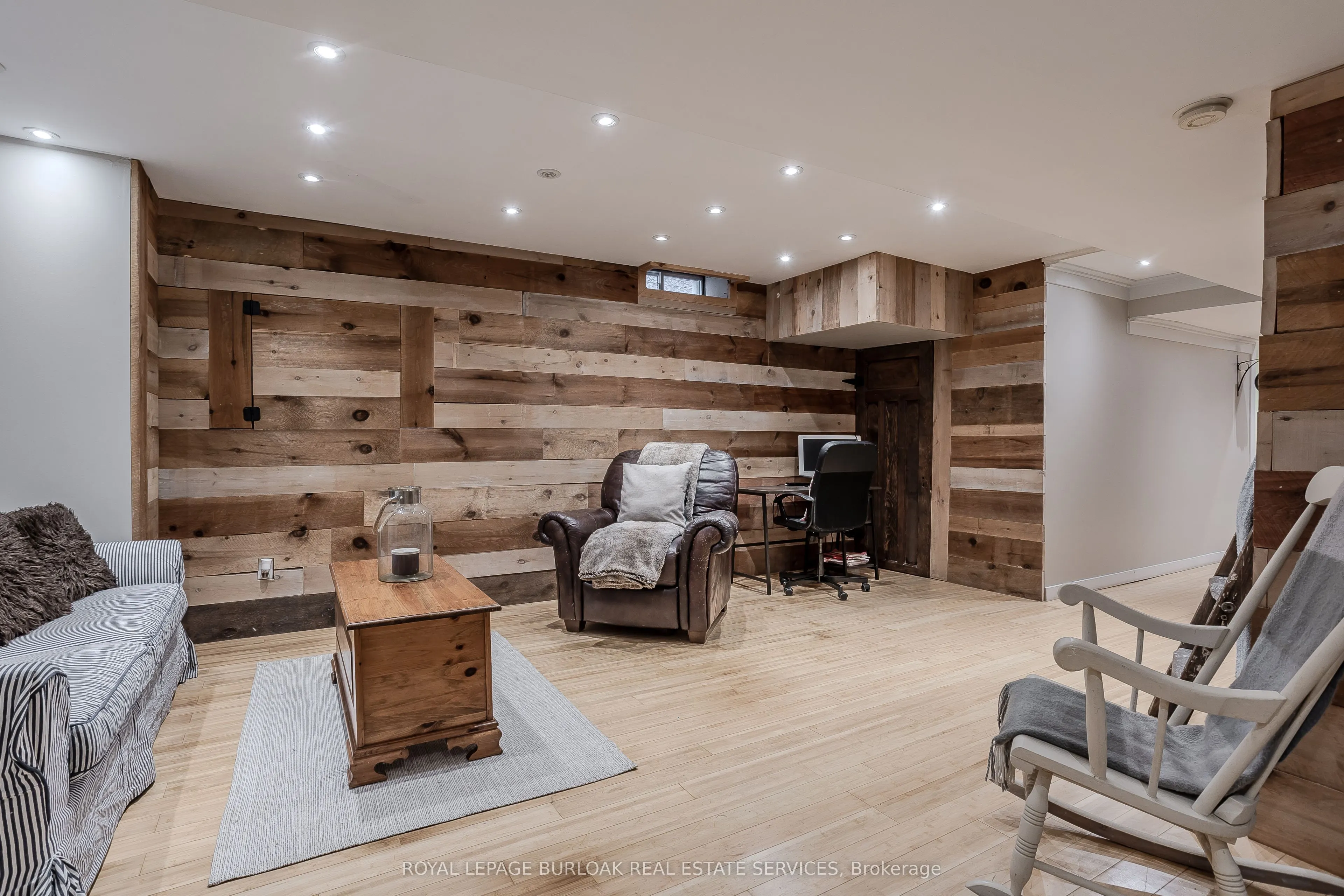2214 Kenneth Crescent