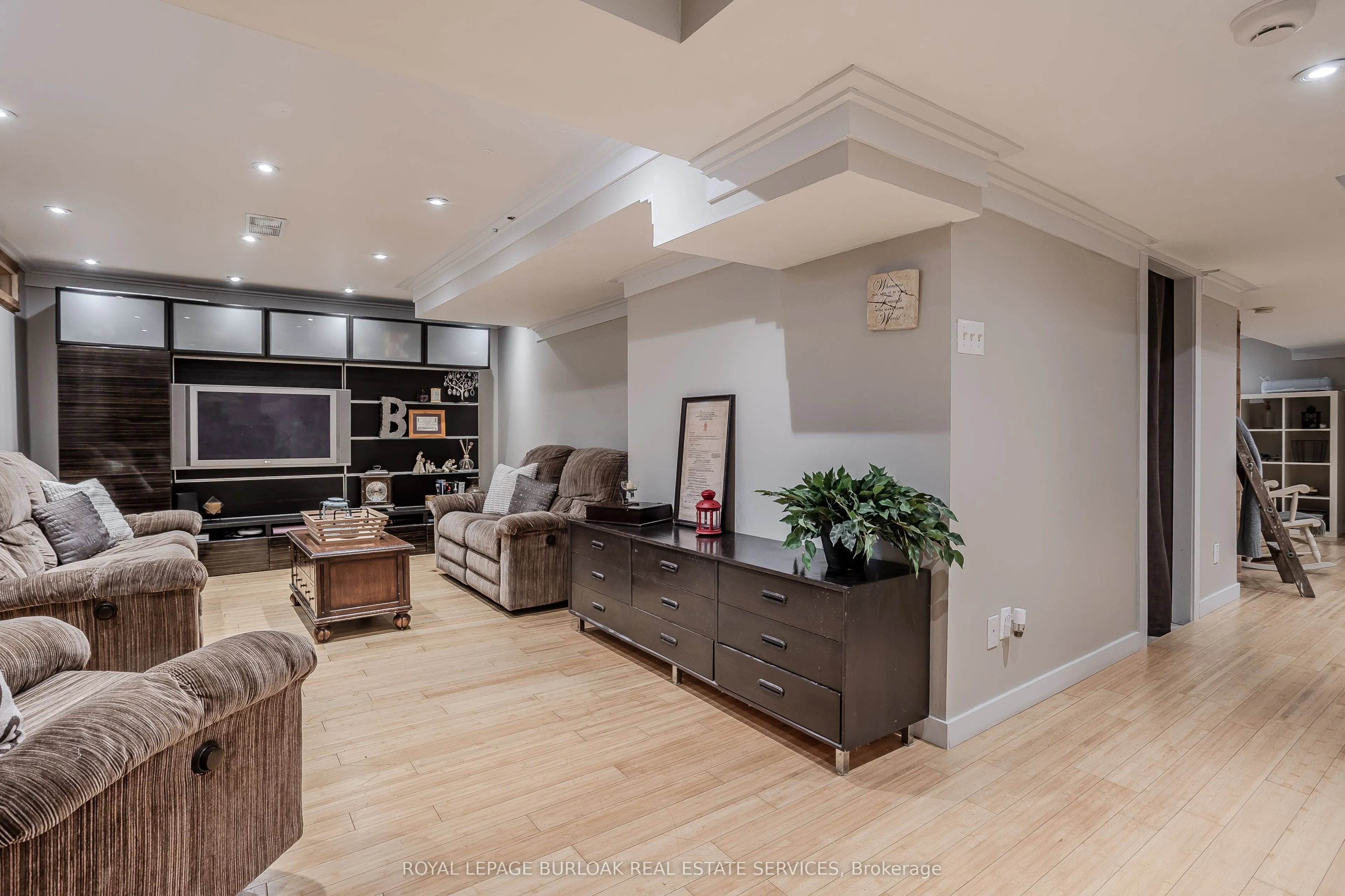 2214 Kenneth Crescent