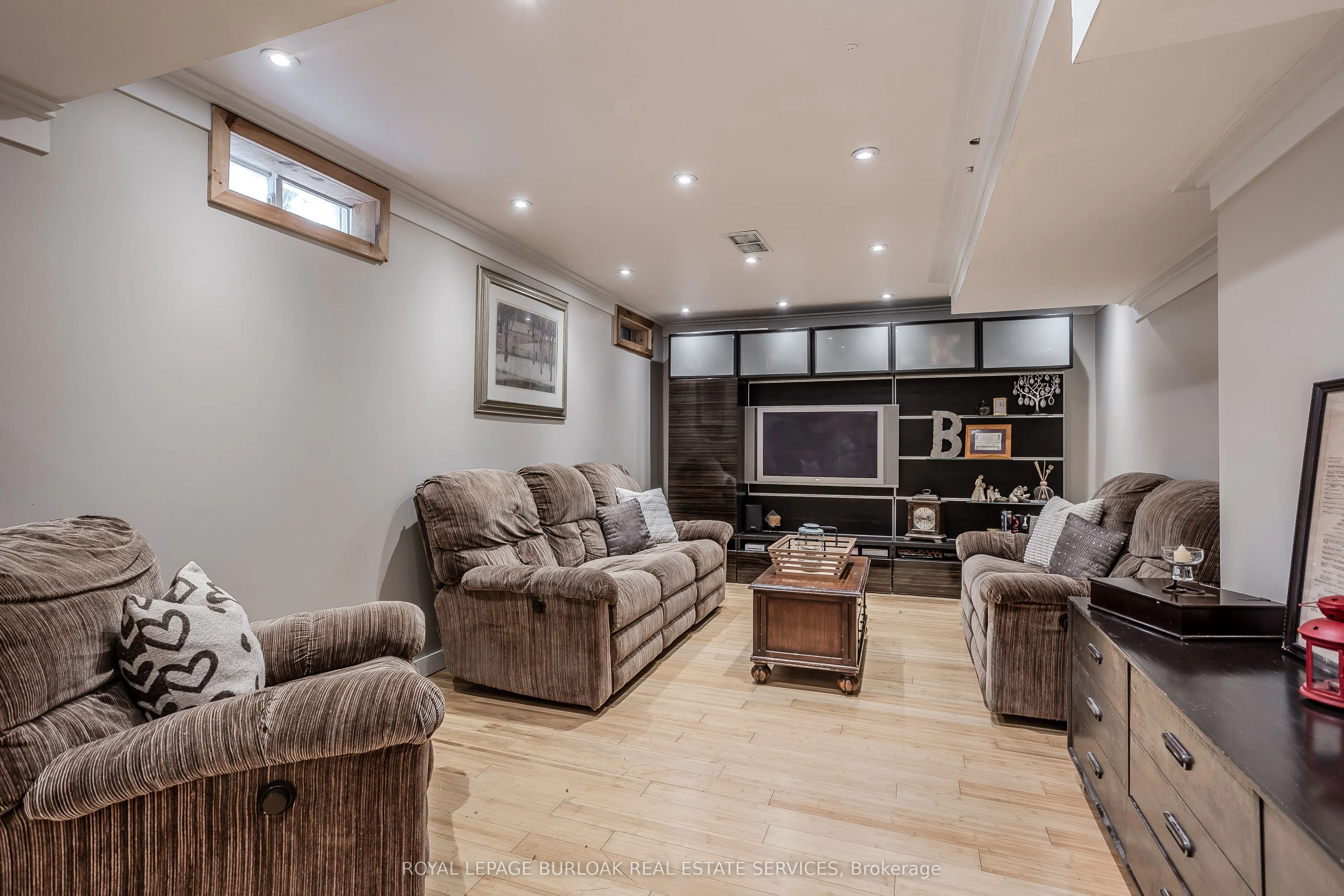 2214 Kenneth Crescent