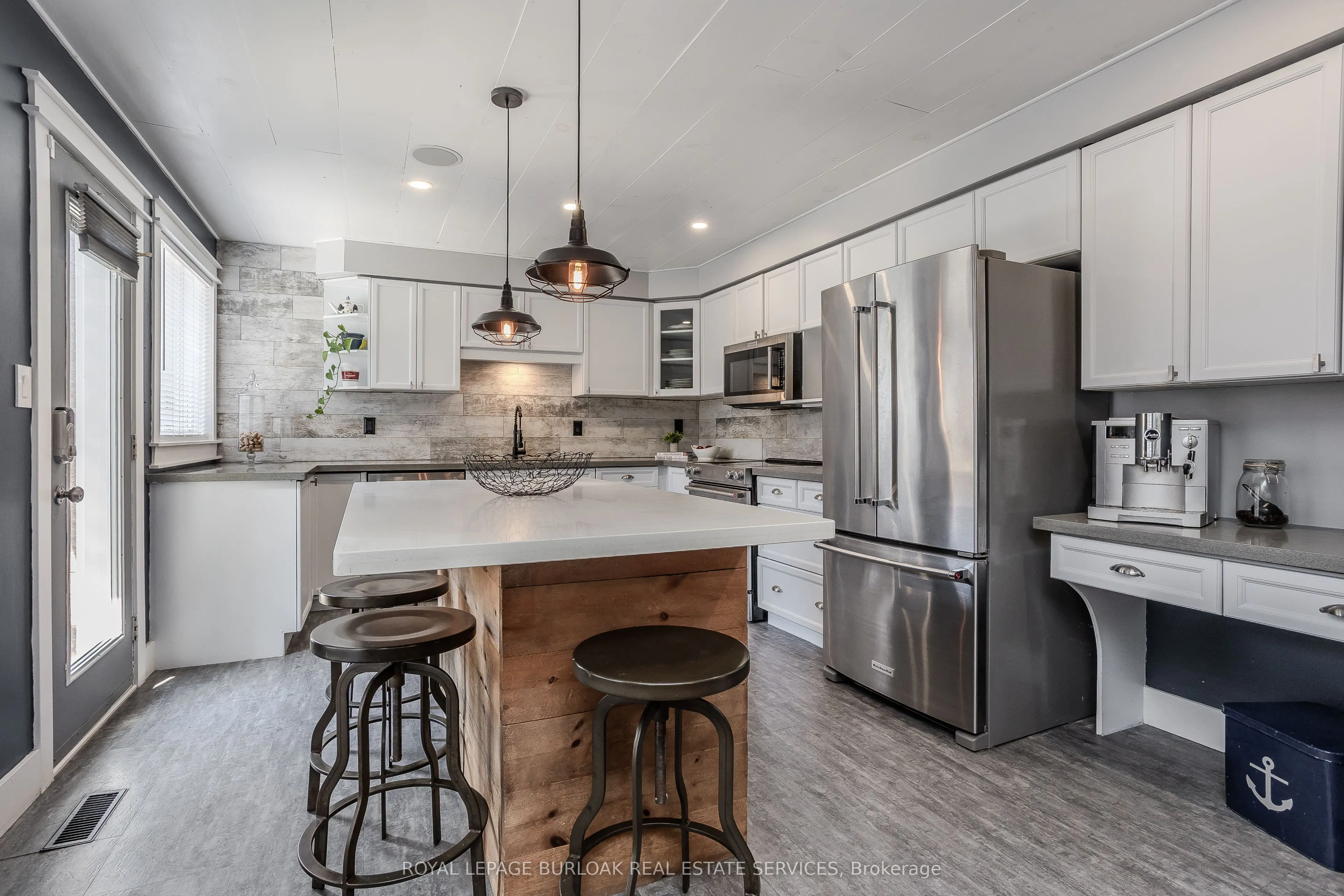 2214 Kenneth Crescent