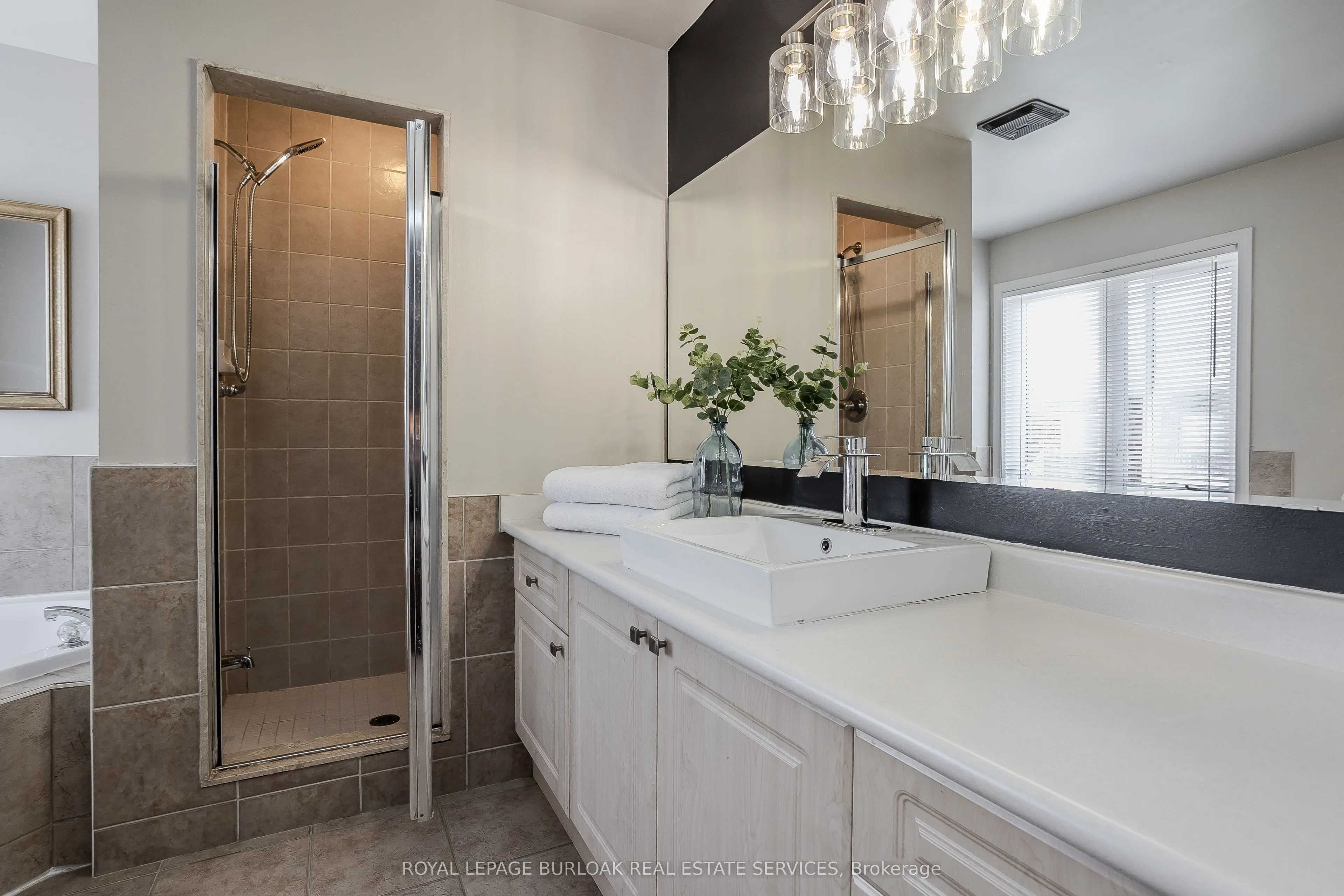 2214 Kenneth Crescent