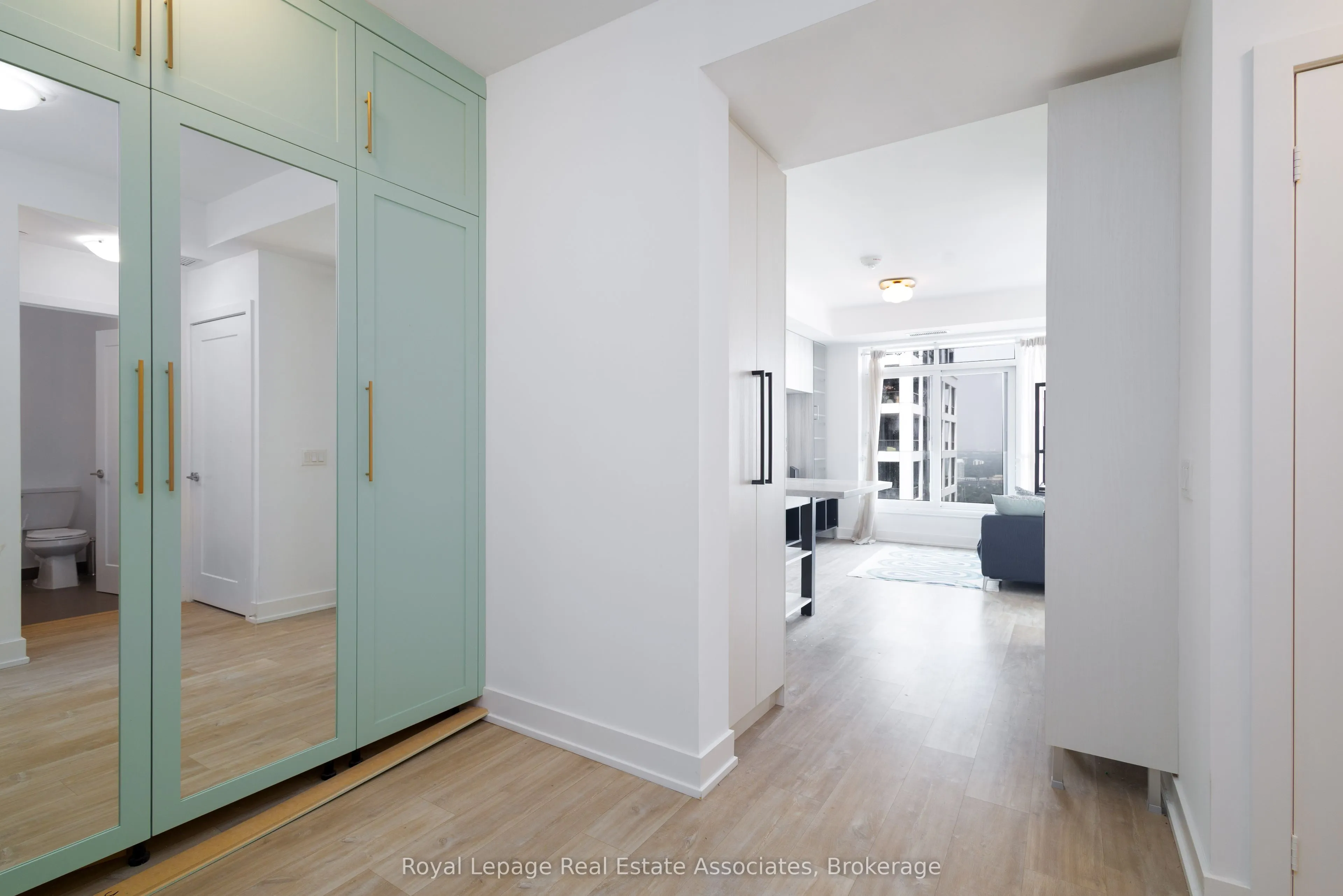 7 Mabelle Avenue, #3907