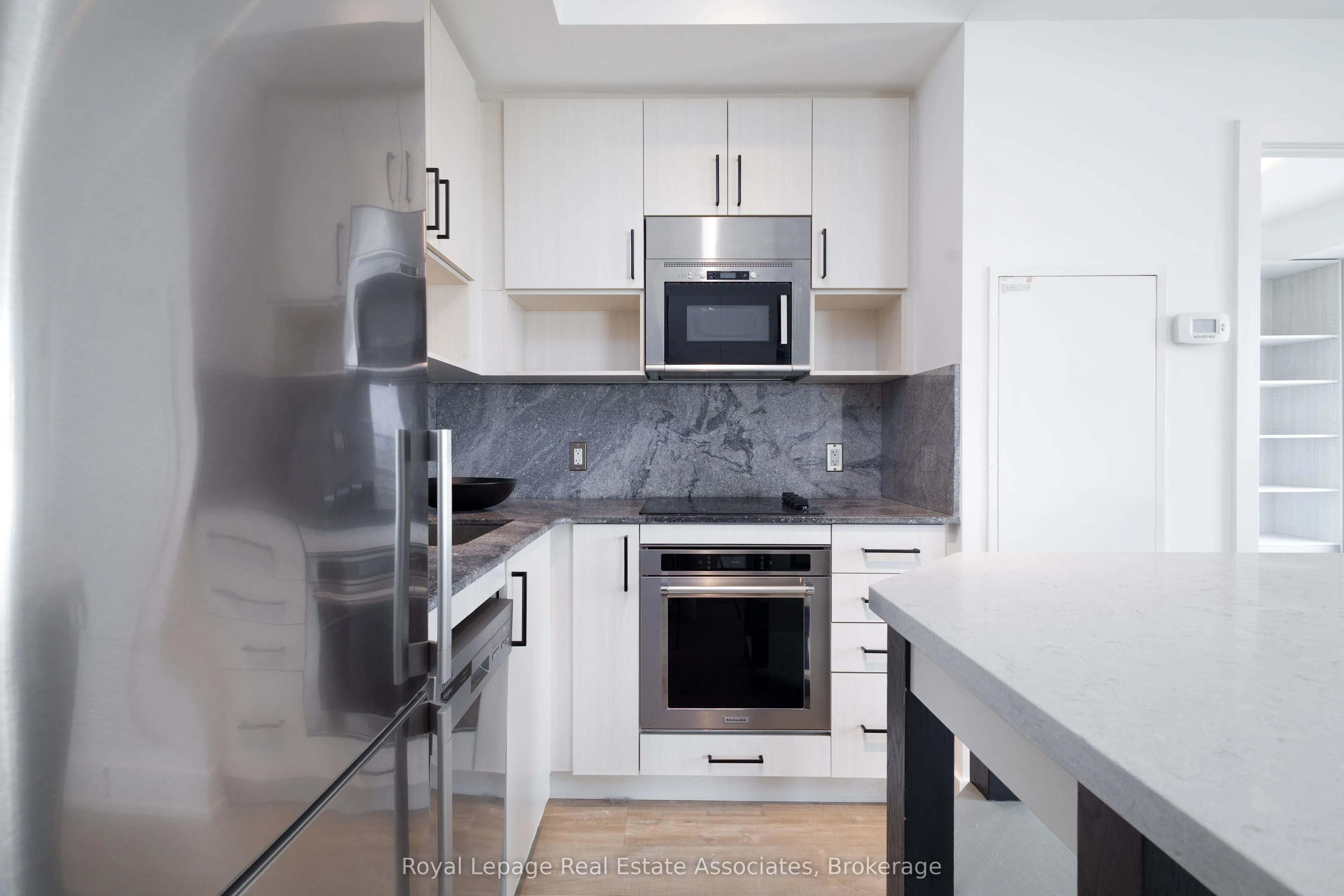 7 Mabelle Avenue, #3907