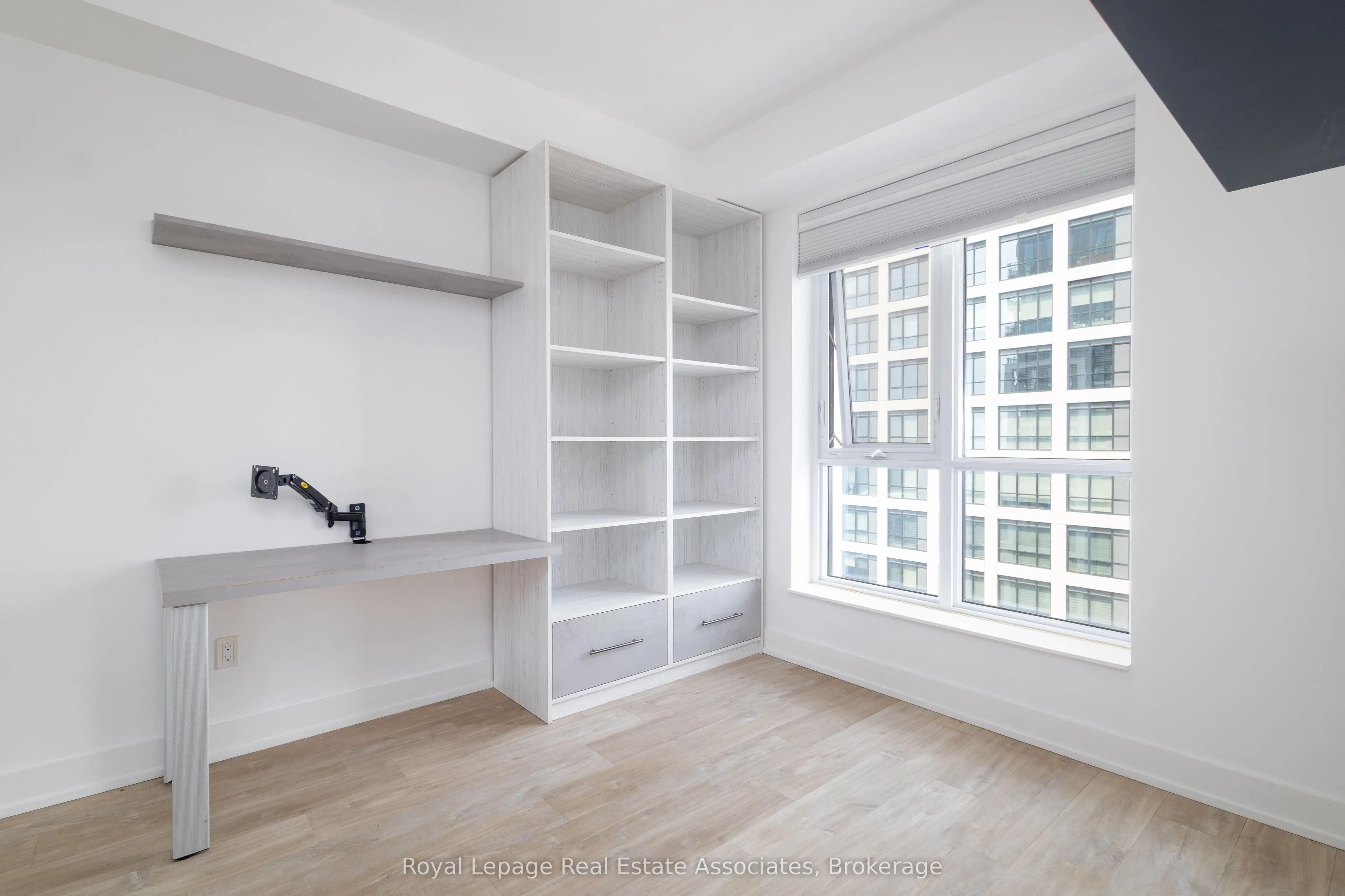 7 Mabelle Avenue, #3907