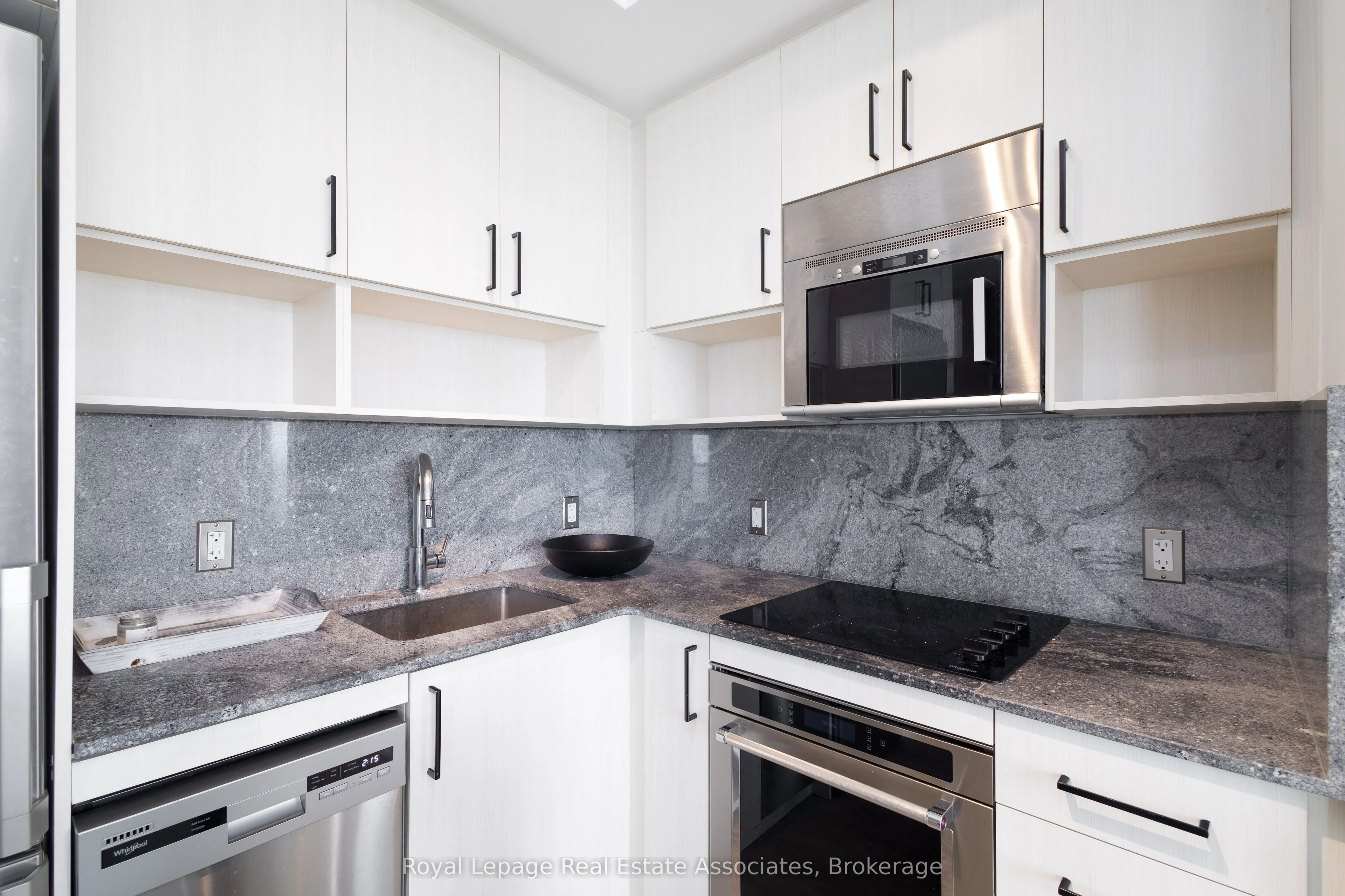 7 Mabelle Avenue, #3907