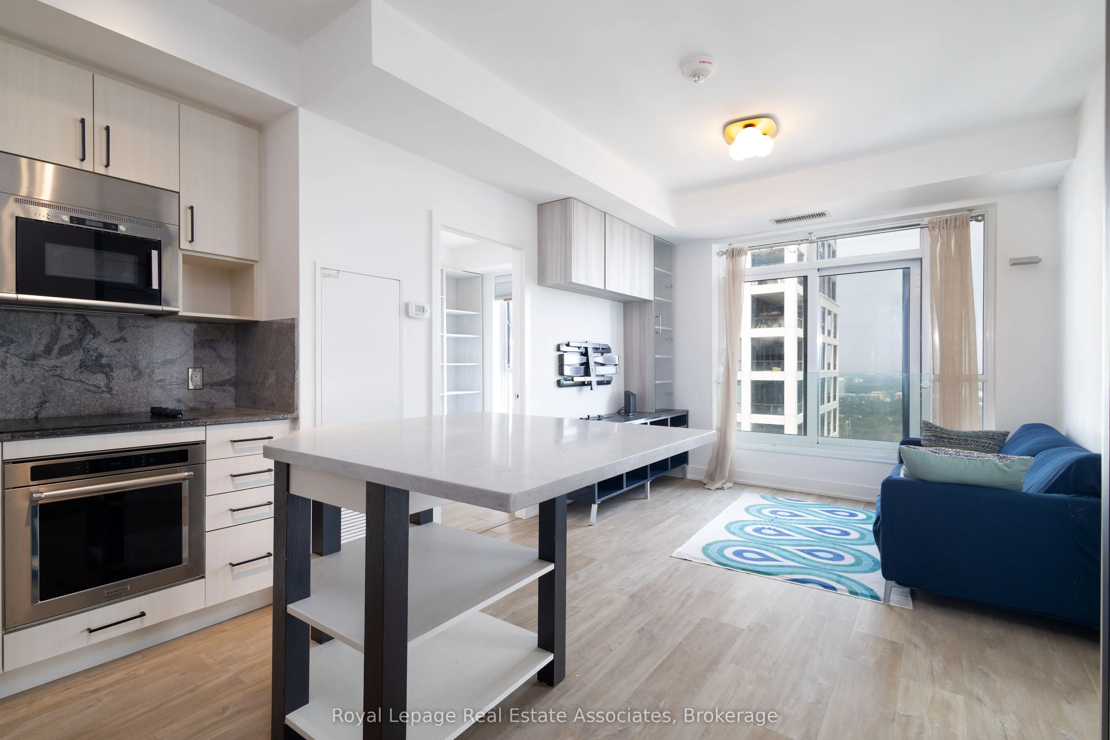 7 Mabelle Avenue, #3907