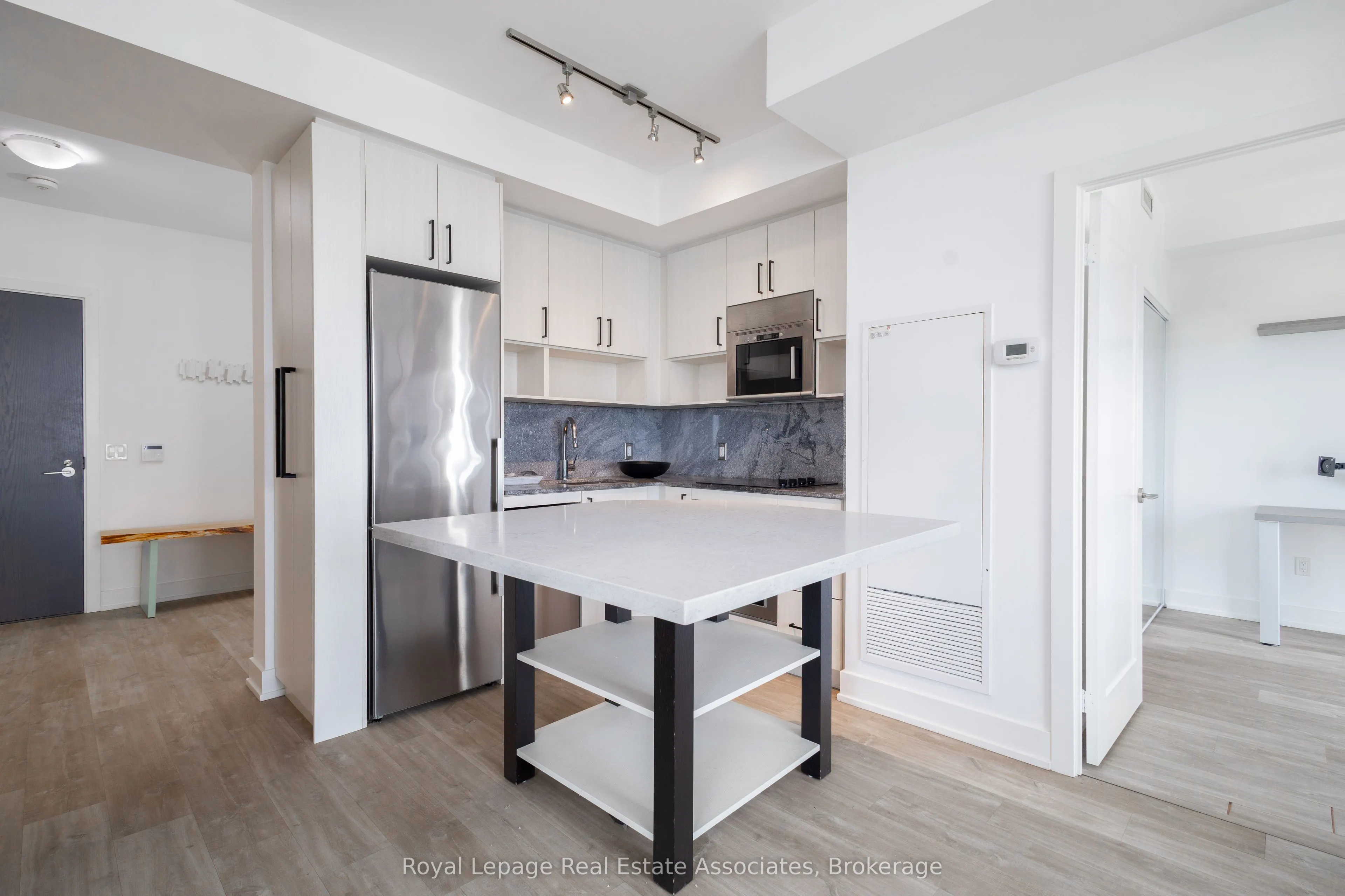 7 Mabelle Avenue, #3907