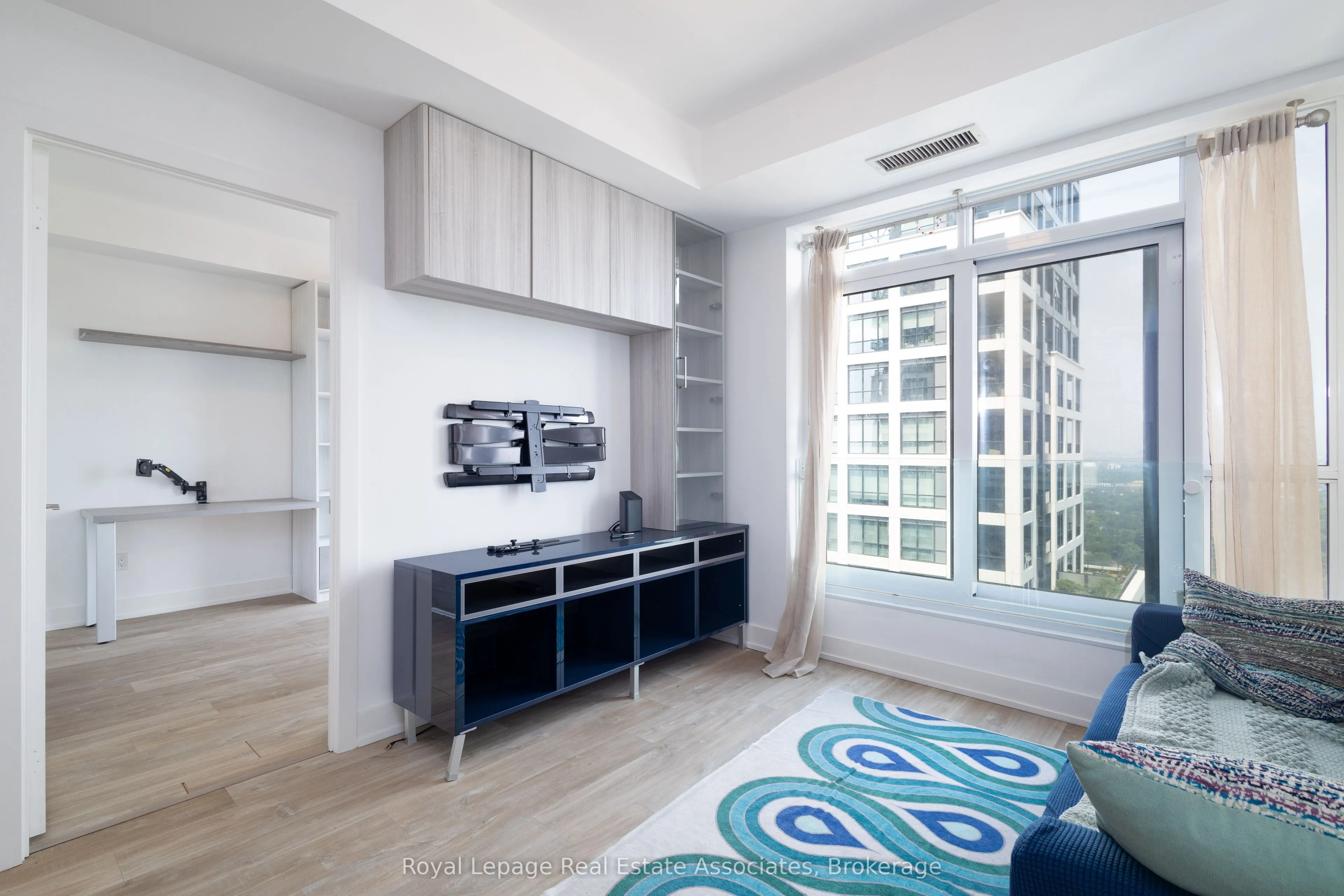 7 Mabelle Avenue, #3907