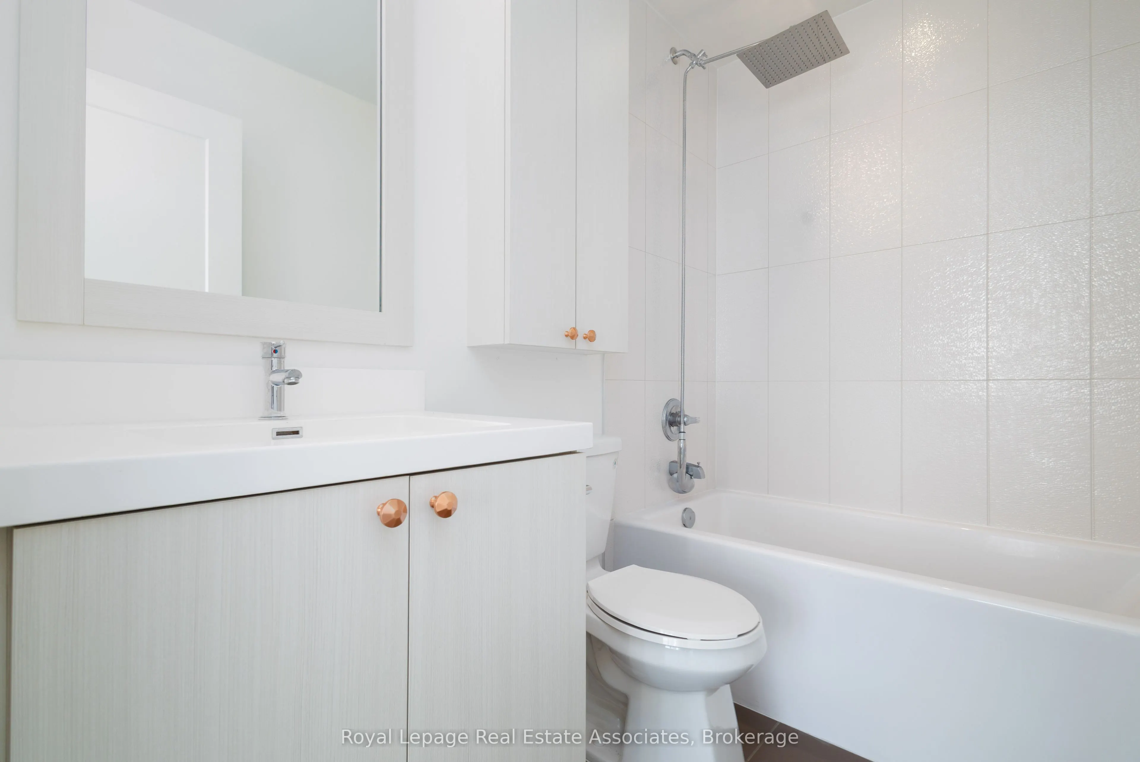 7 Mabelle Avenue, #3907