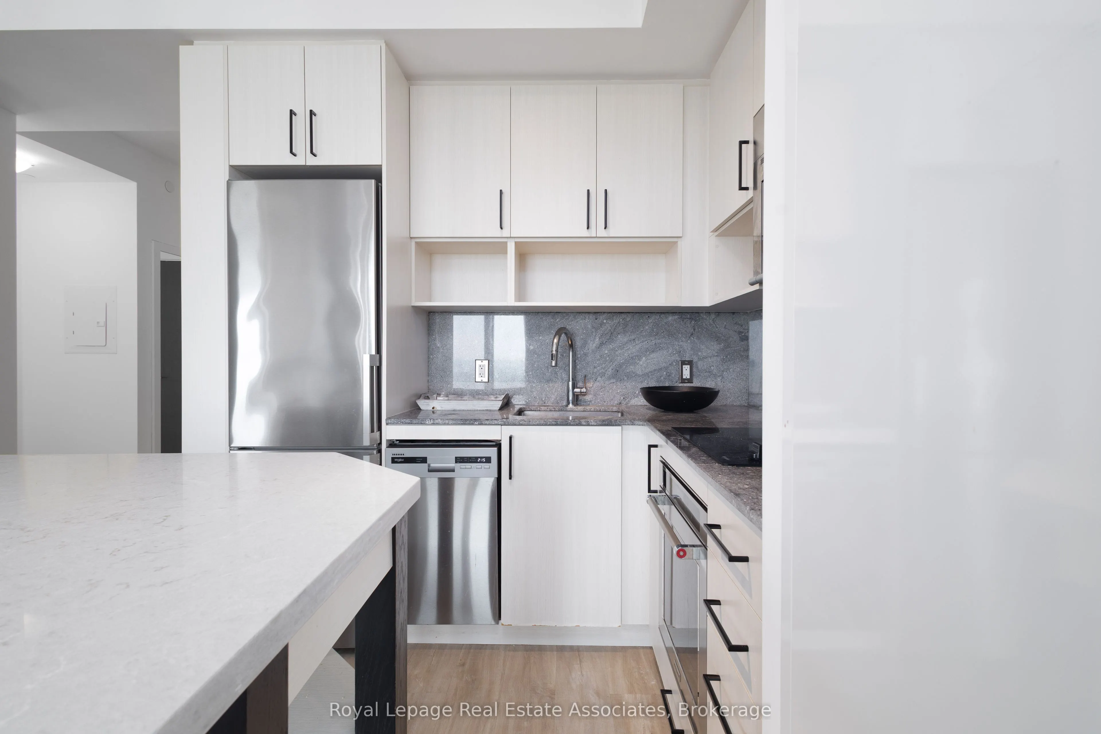7 Mabelle Avenue, #3907