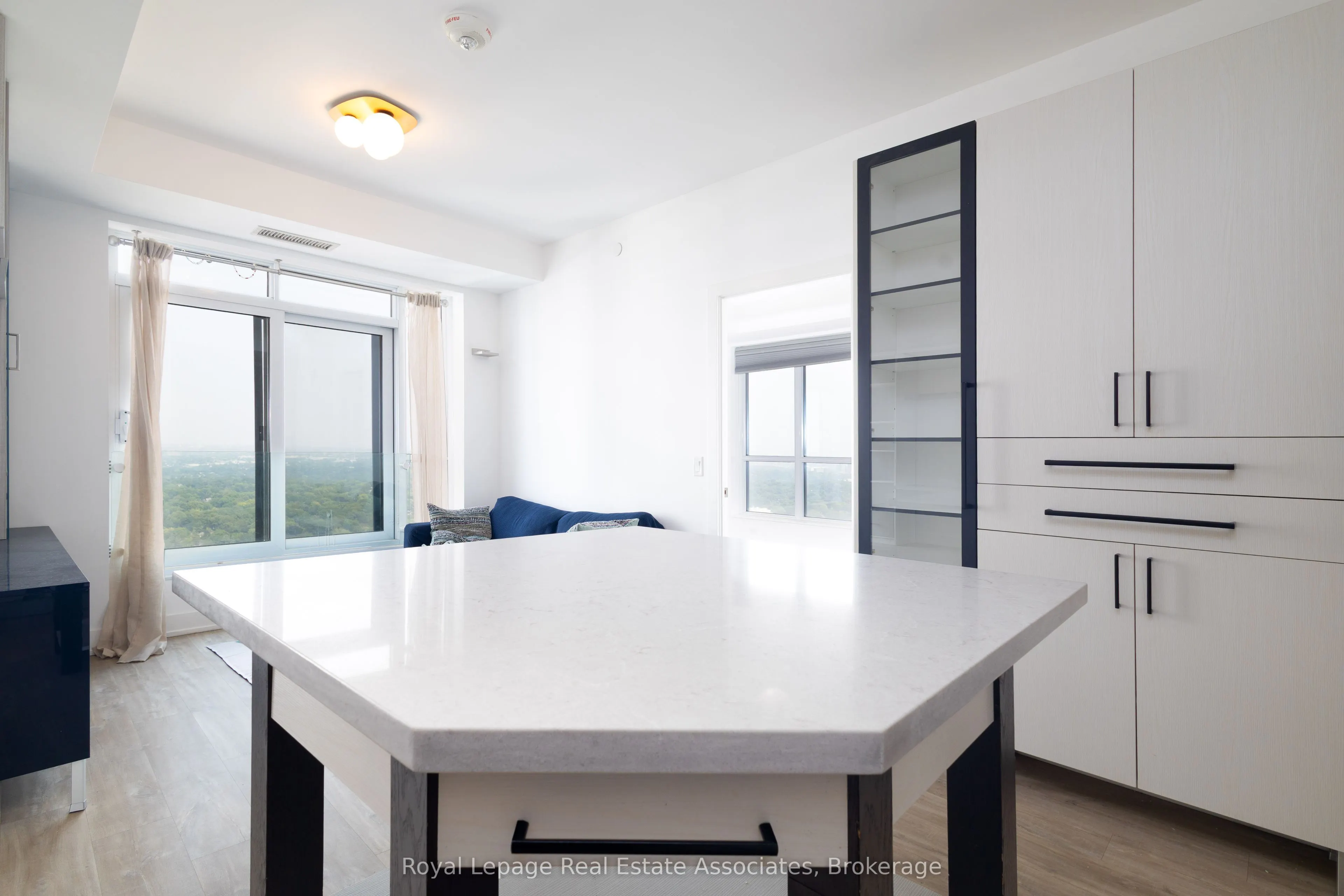 7 Mabelle Avenue, #3907