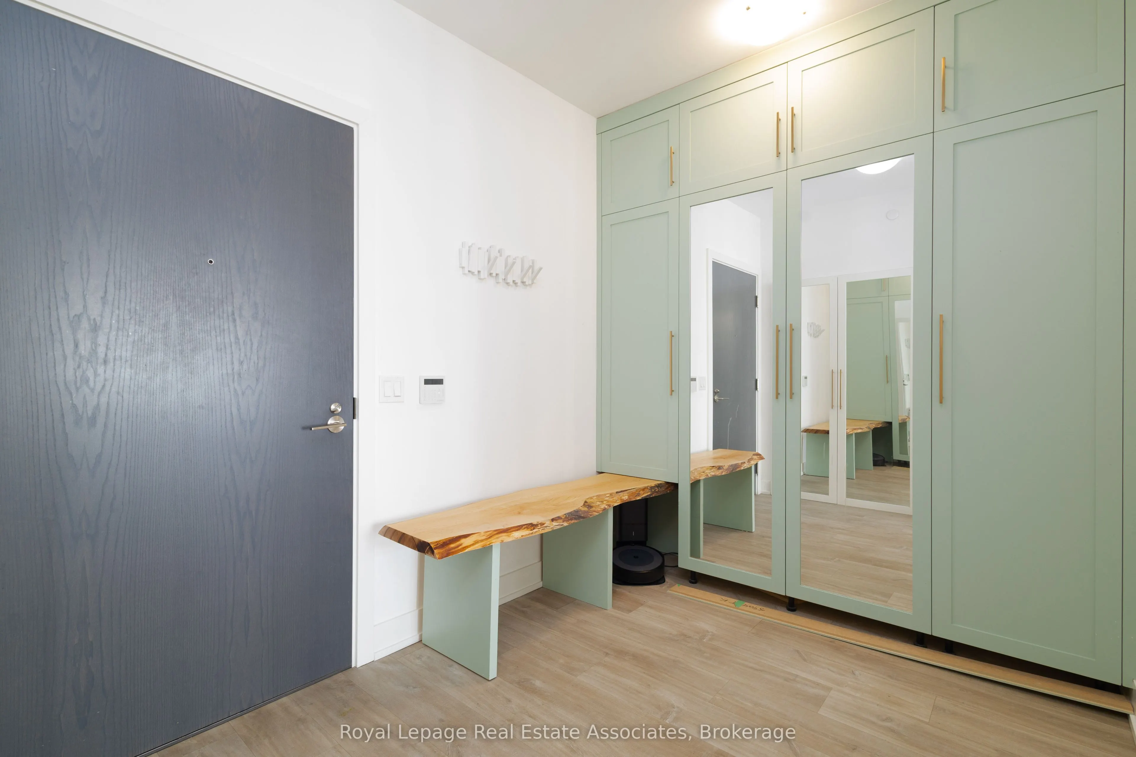 7 Mabelle Avenue, #3907