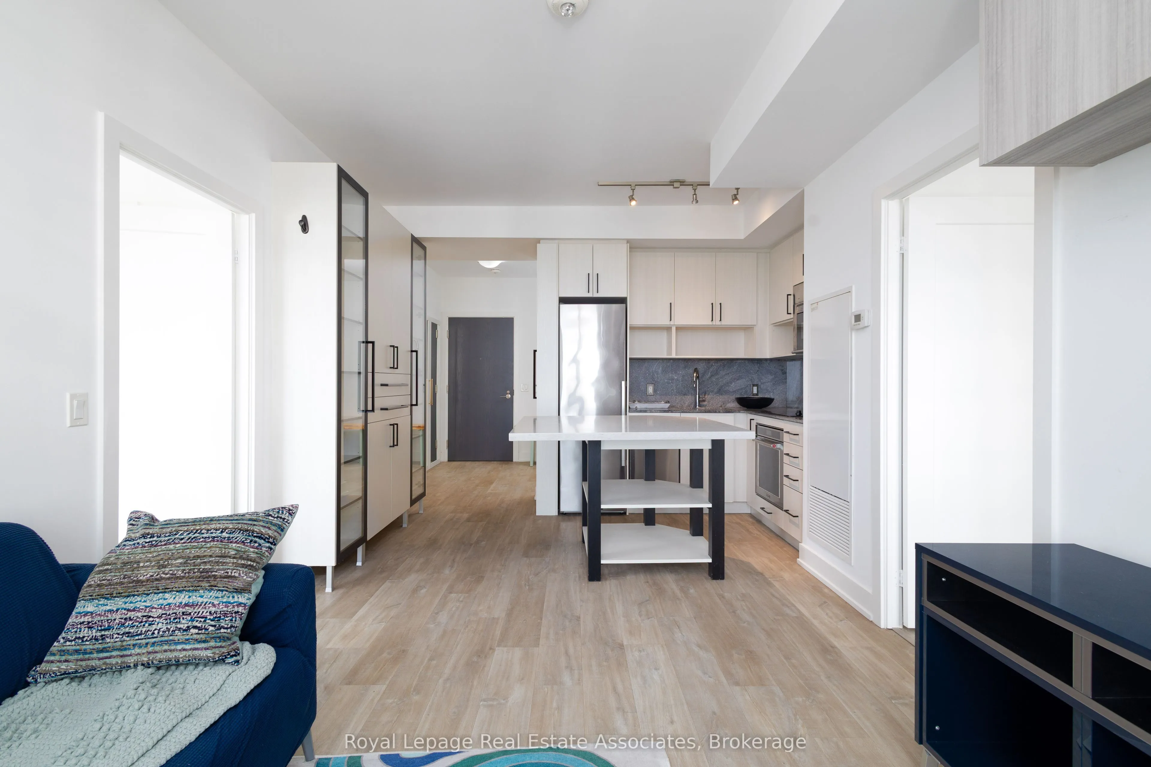 7 Mabelle Avenue, #3907