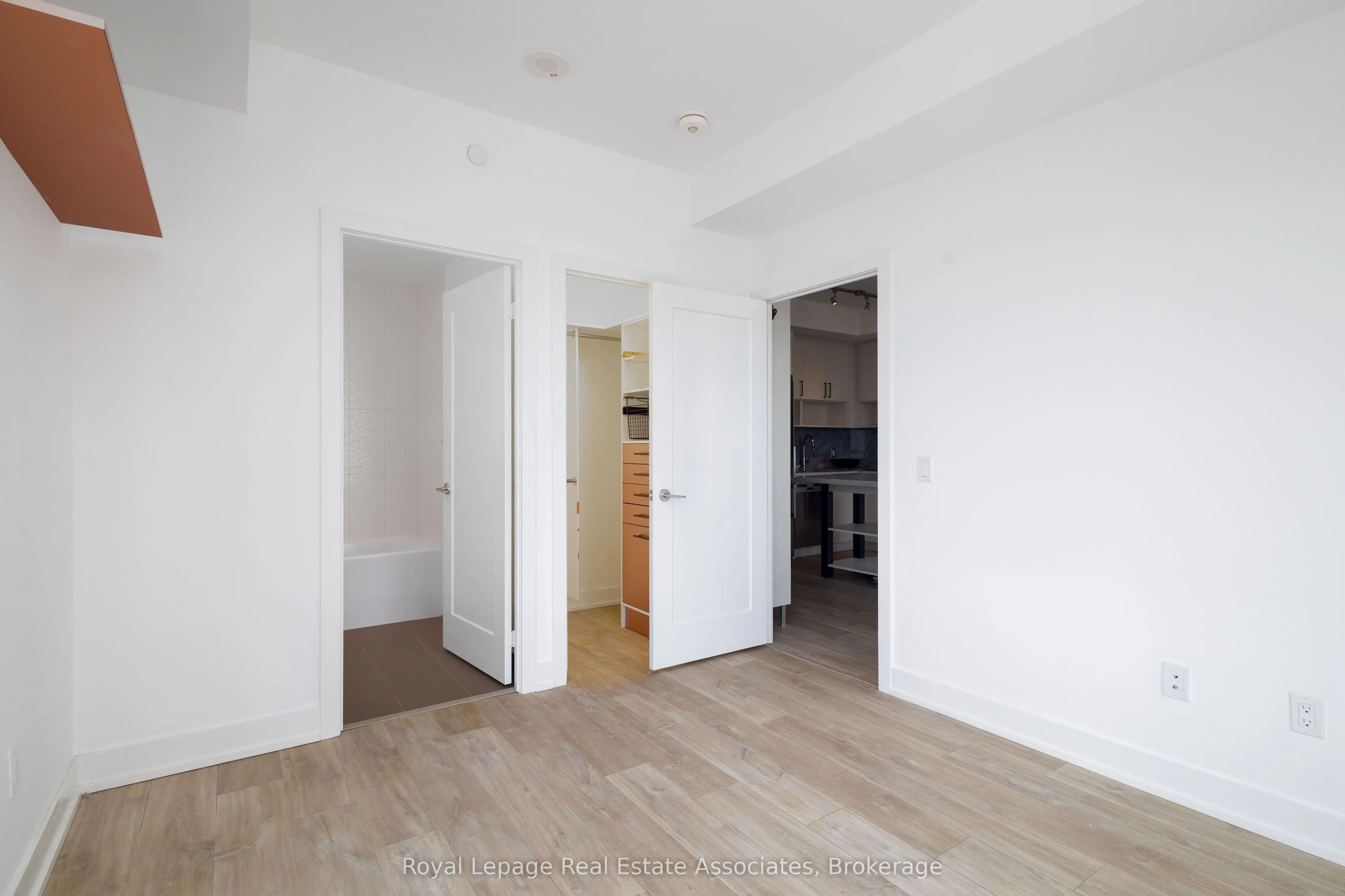 7 Mabelle Avenue, #3907