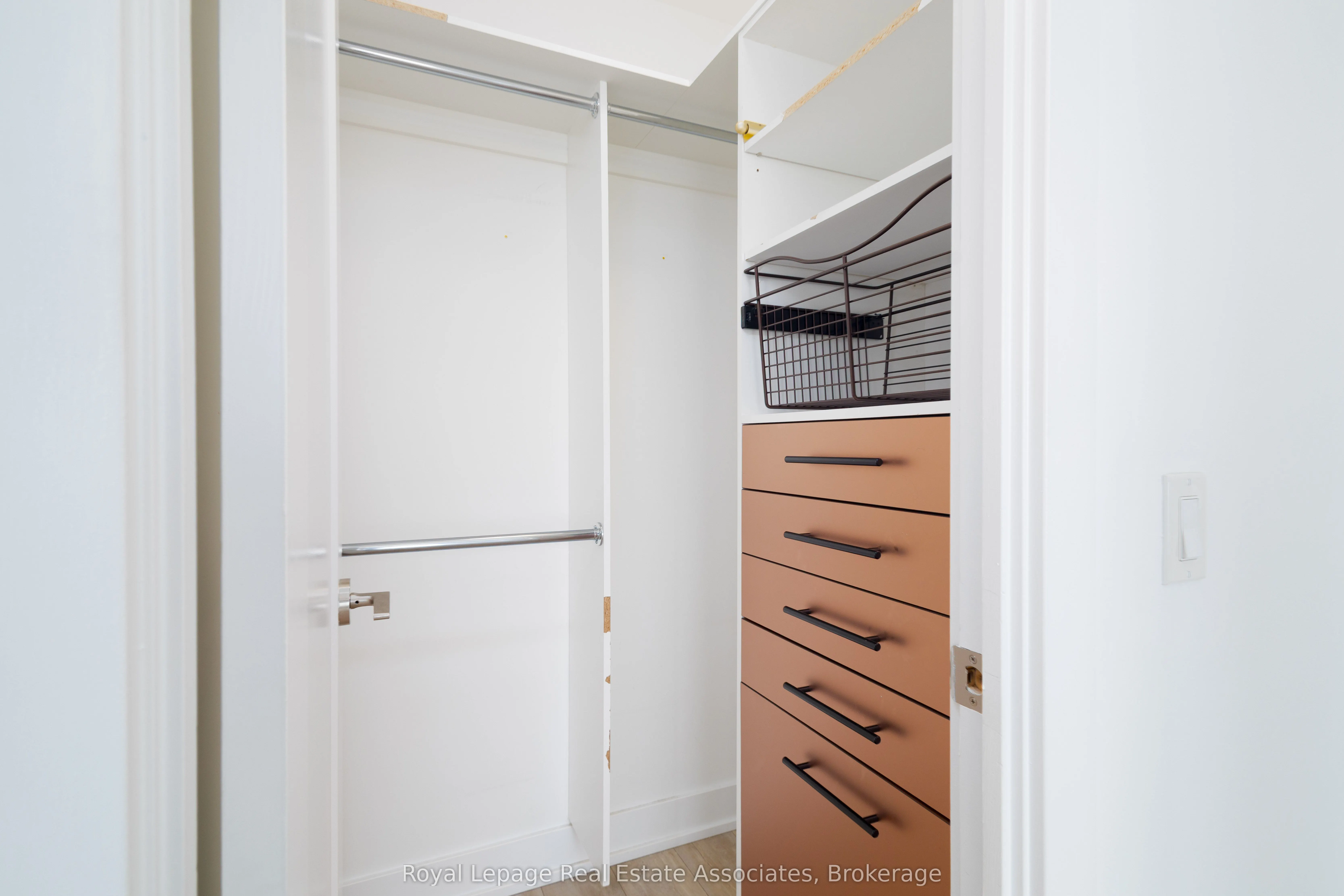 7 Mabelle Avenue, #3907