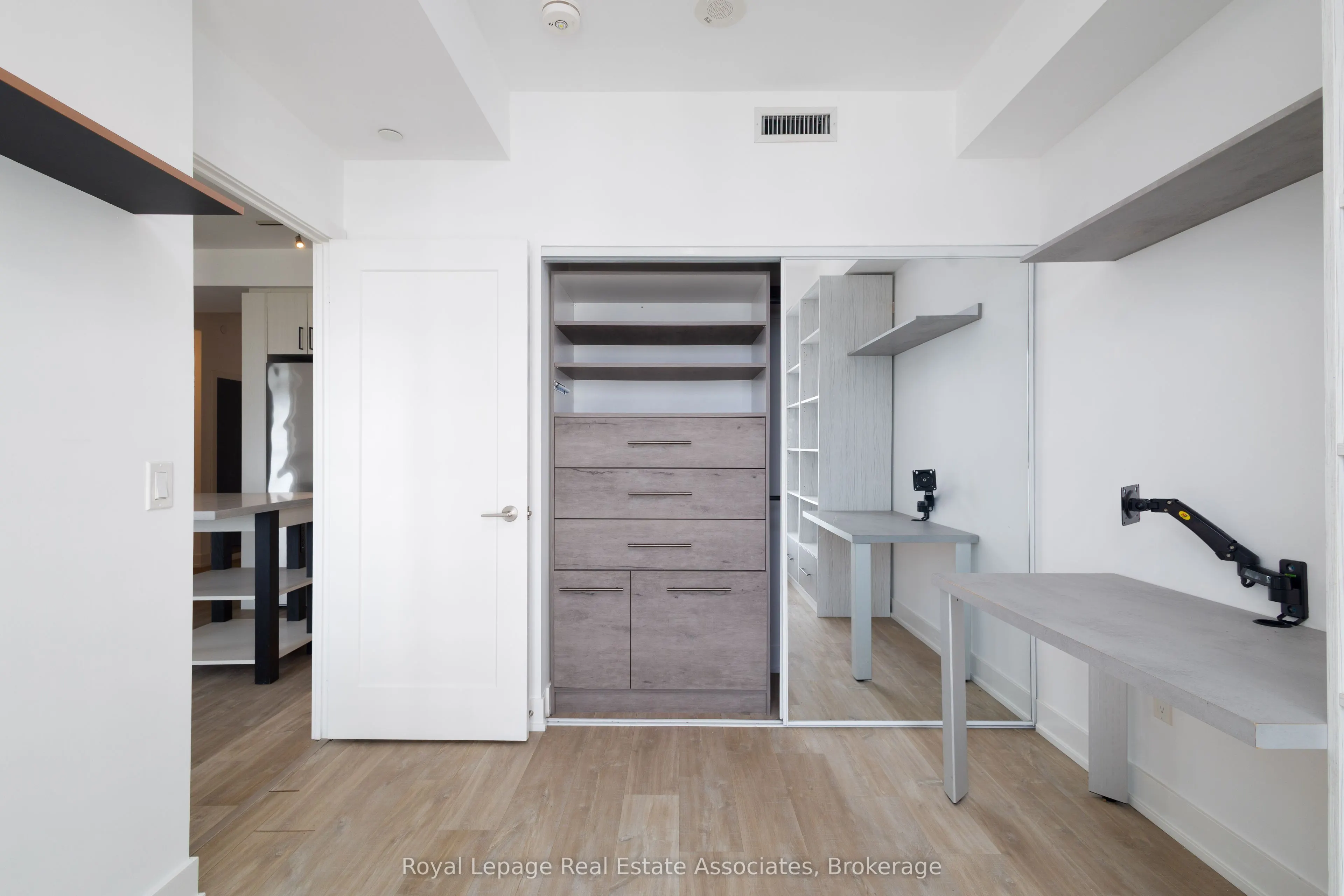 7 Mabelle Avenue, #3907