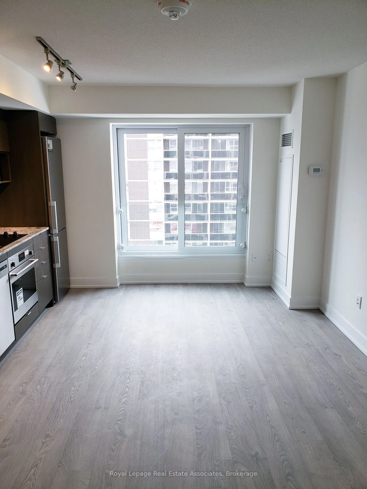 9 Mabelle Avenue, #2726