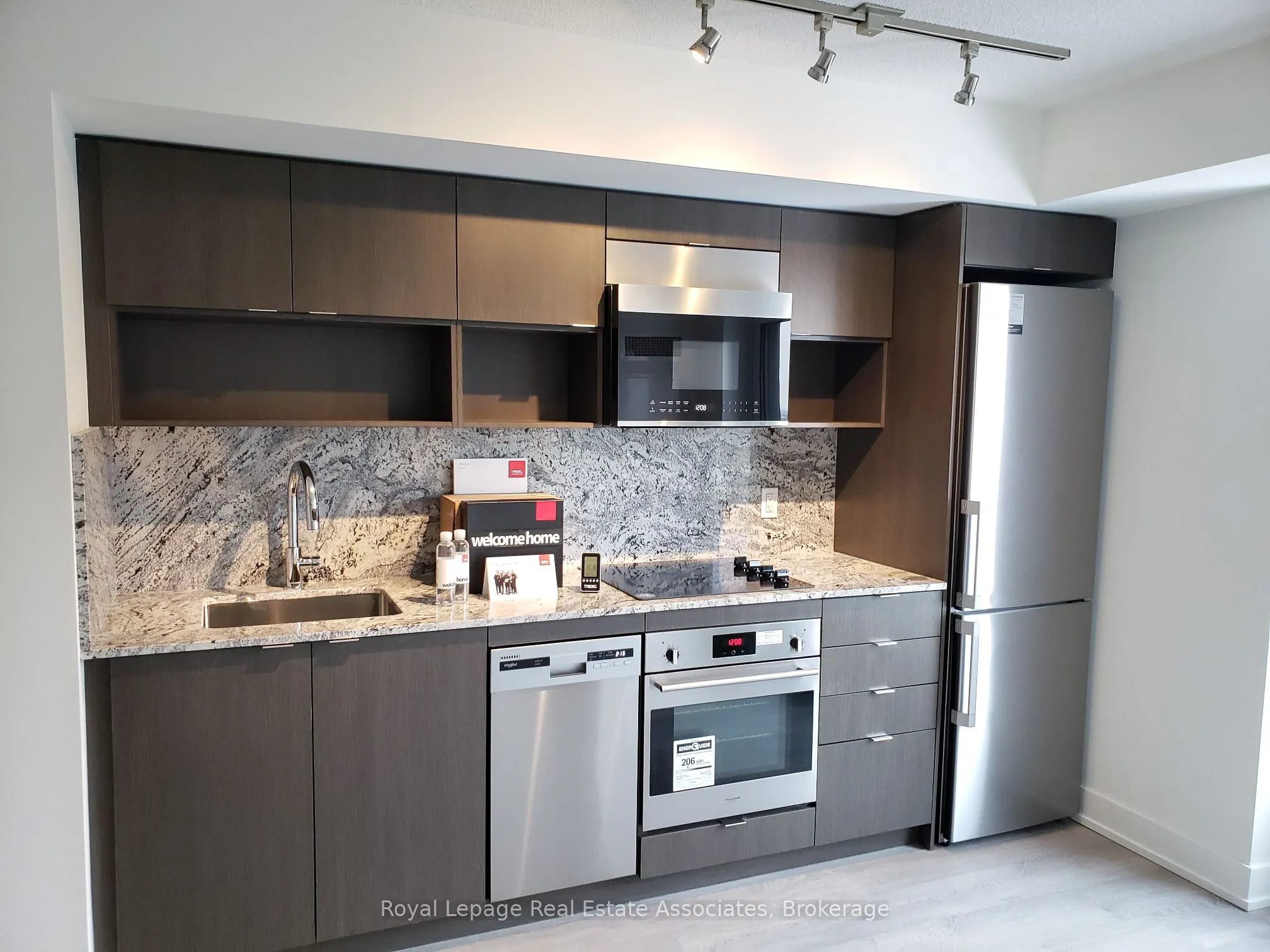 9 Mabelle Avenue, #2726