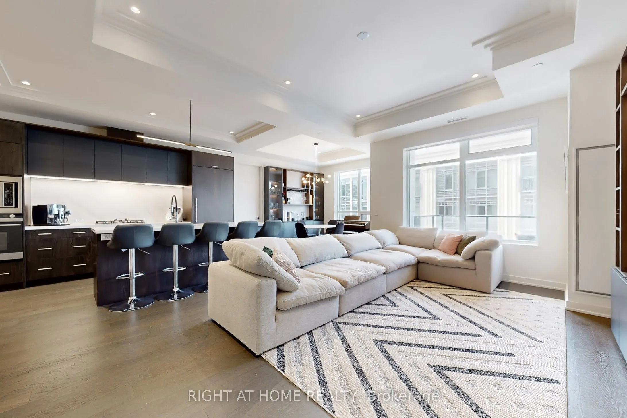 123 Maurice Drive E, #317