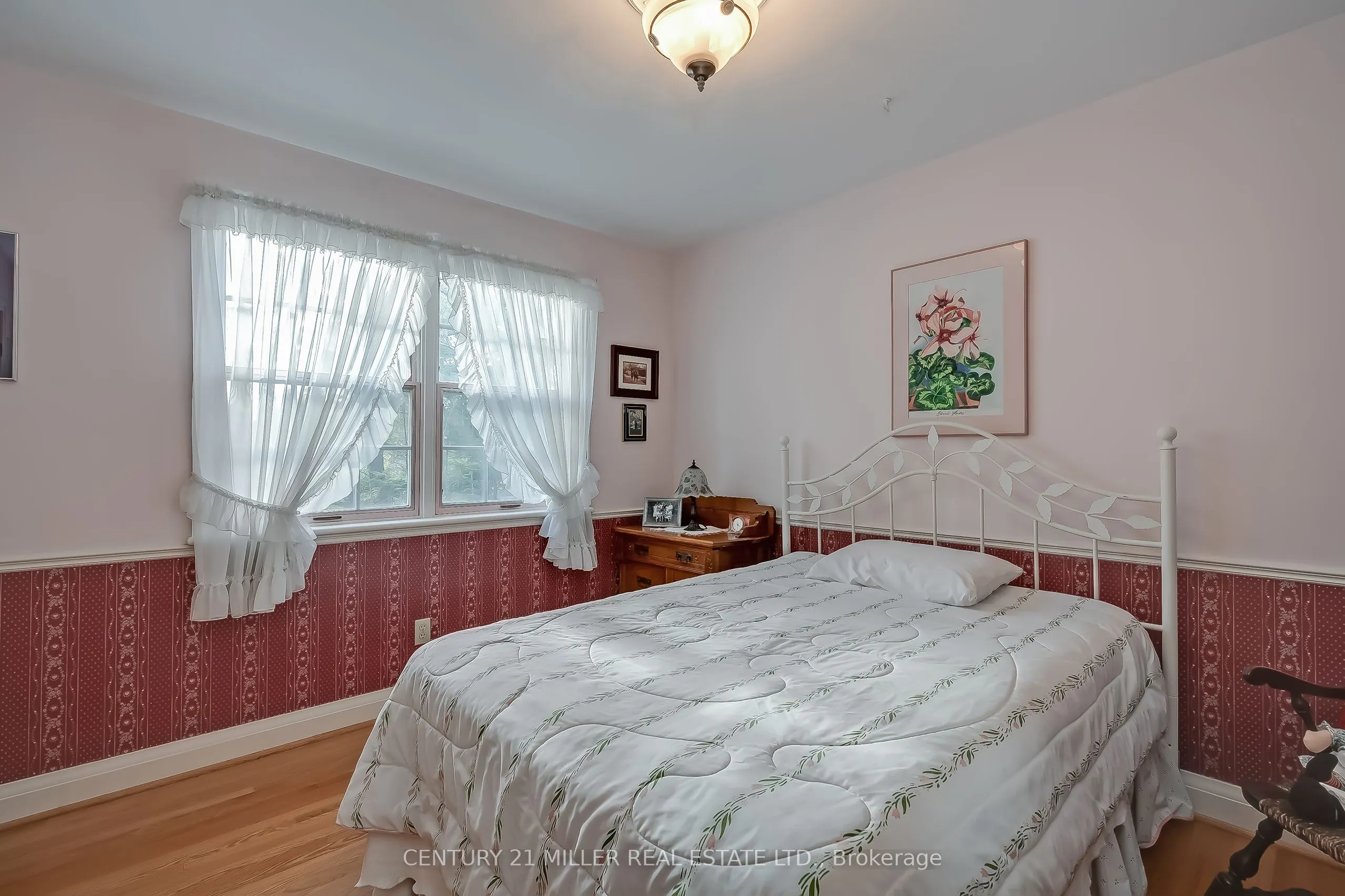 1296 Cumnock Crescent