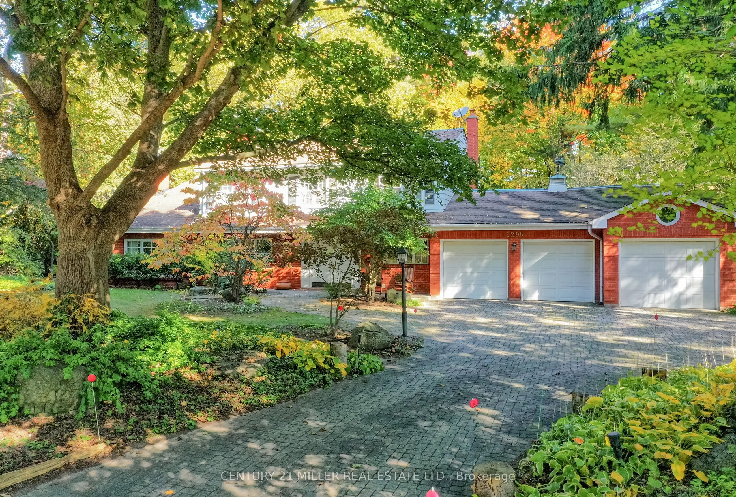 1296 Cumnock Crescent