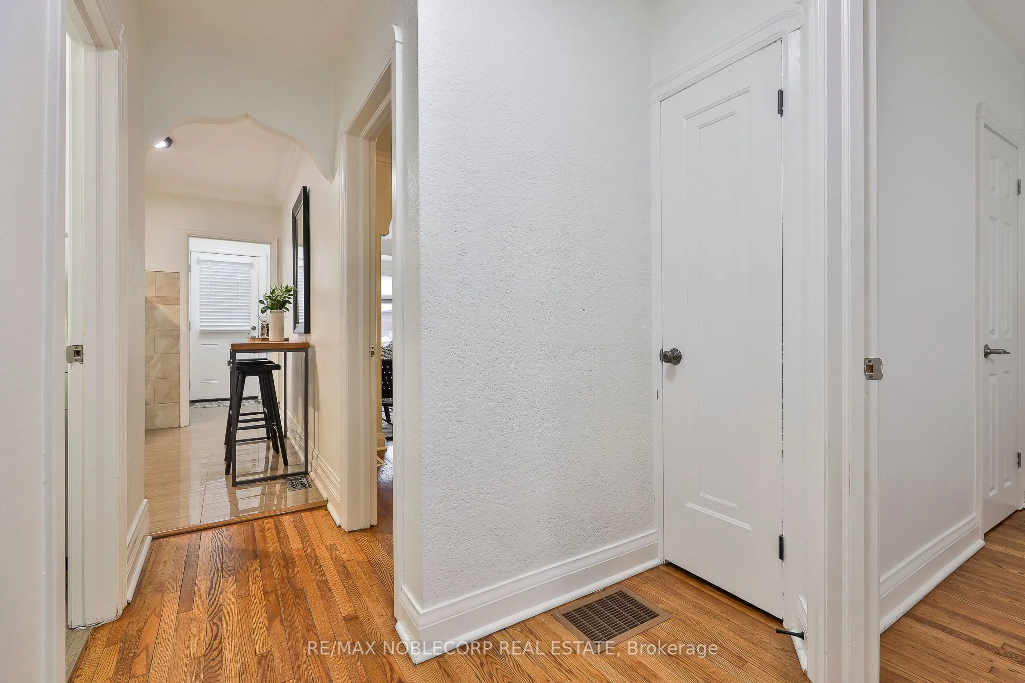 16 Little Boulevard, #Main