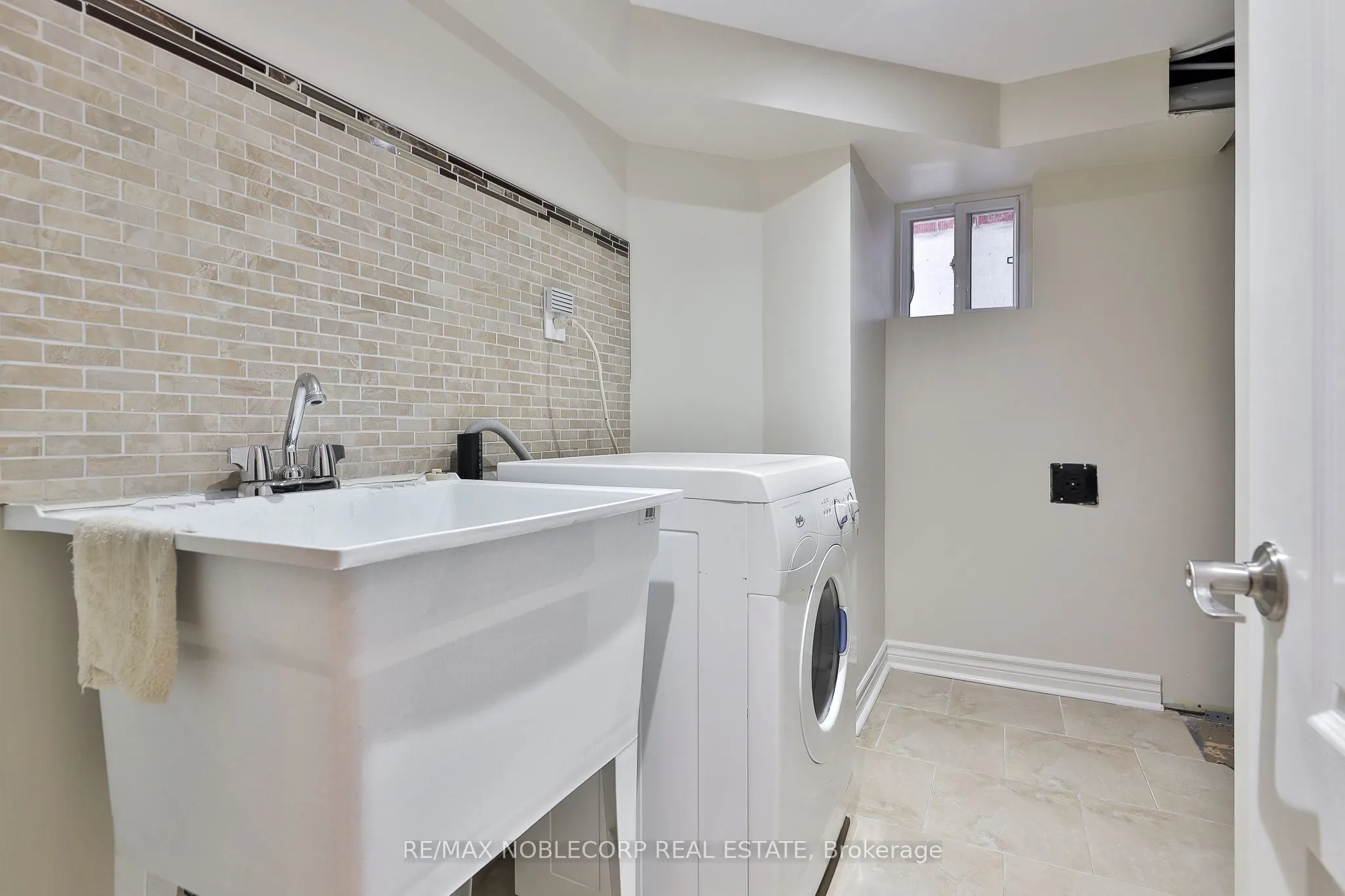 16 Little Boulevard, #Main