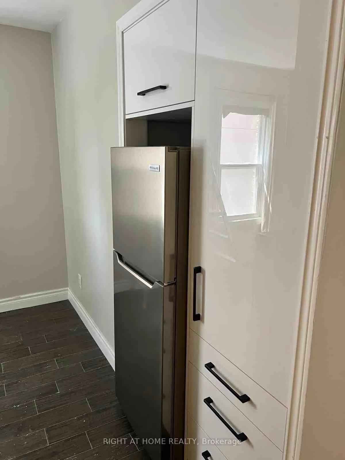 495 Salem Avenue N, #101