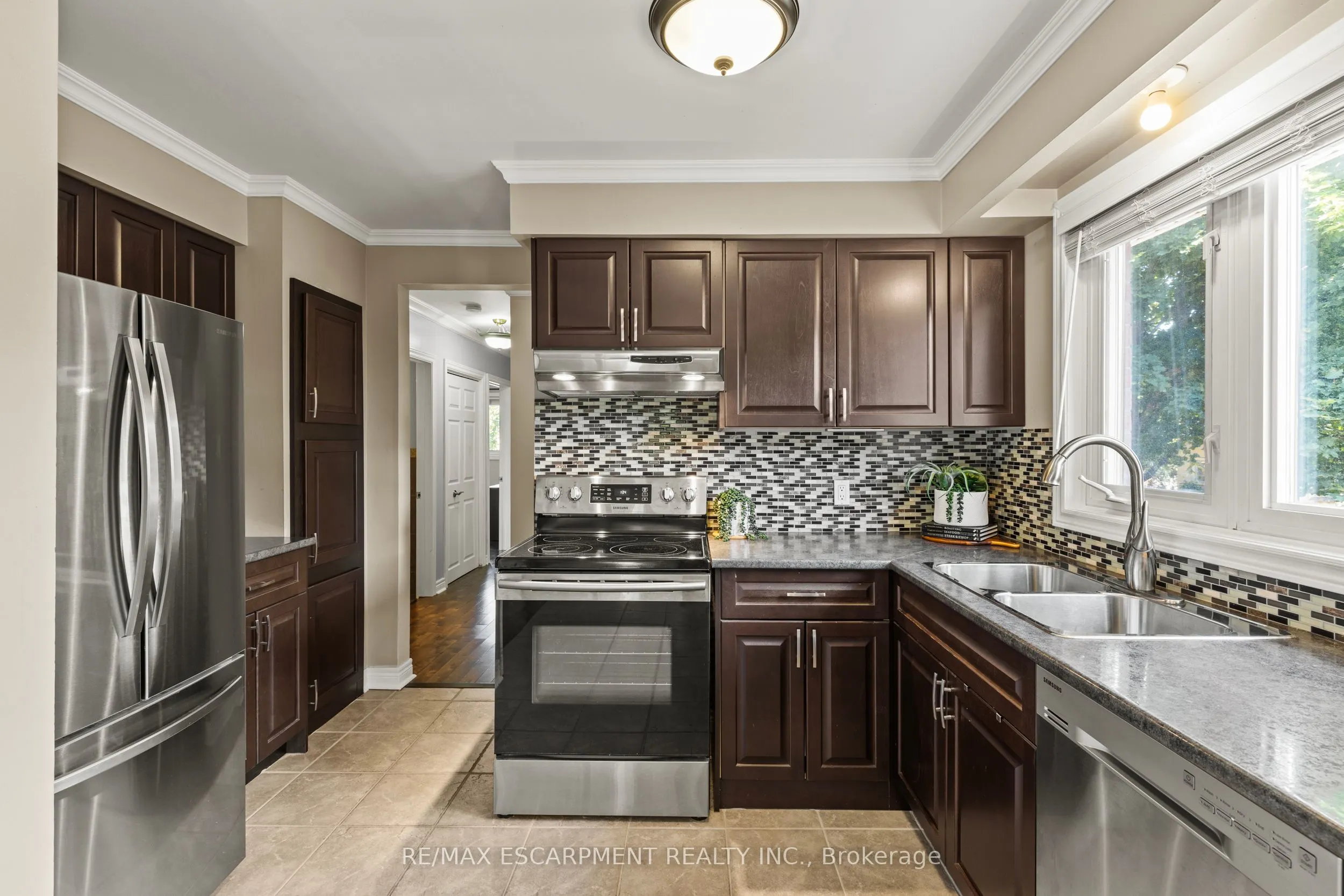 1298 Napier Crescent