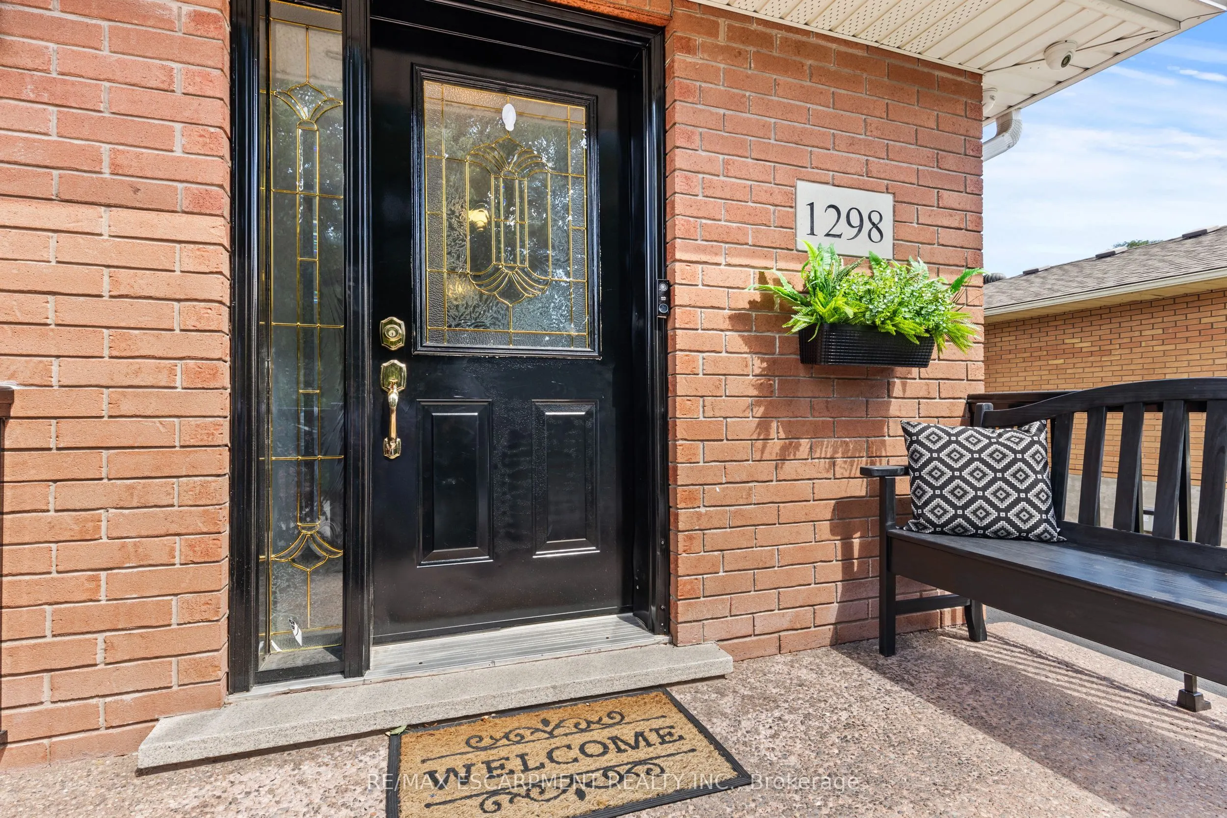 1298 Napier Crescent