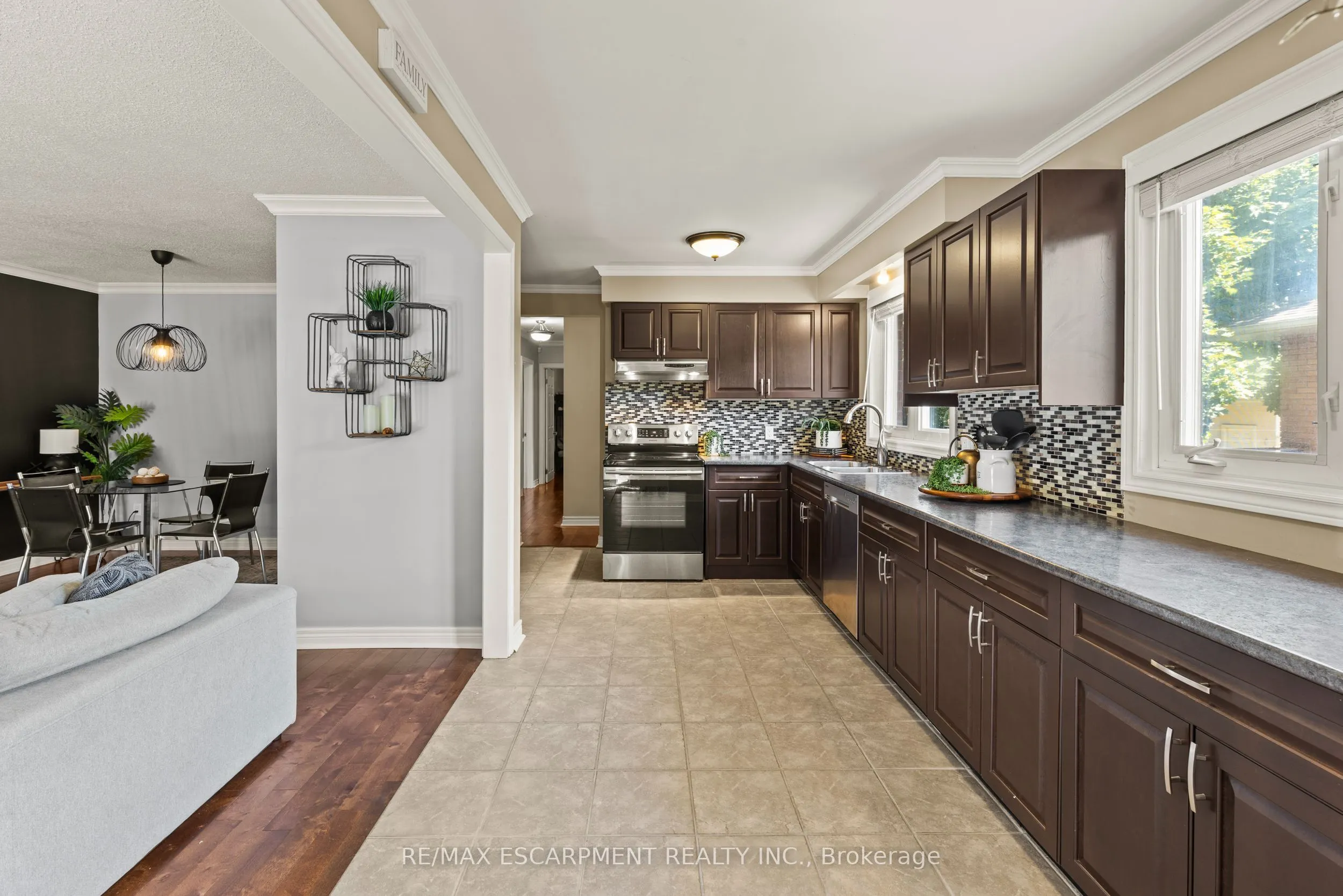 1298 Napier Crescent