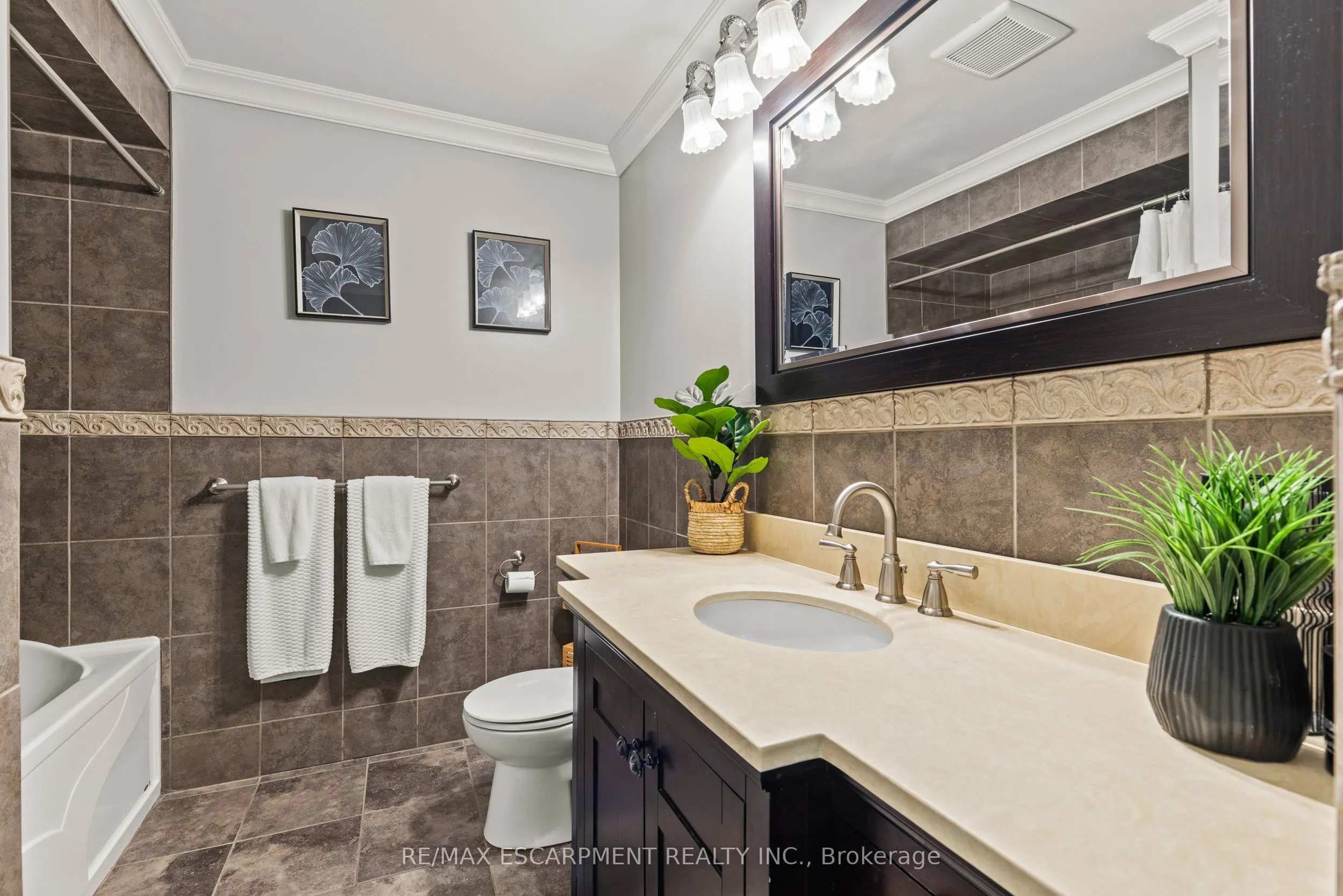 1298 Napier Crescent