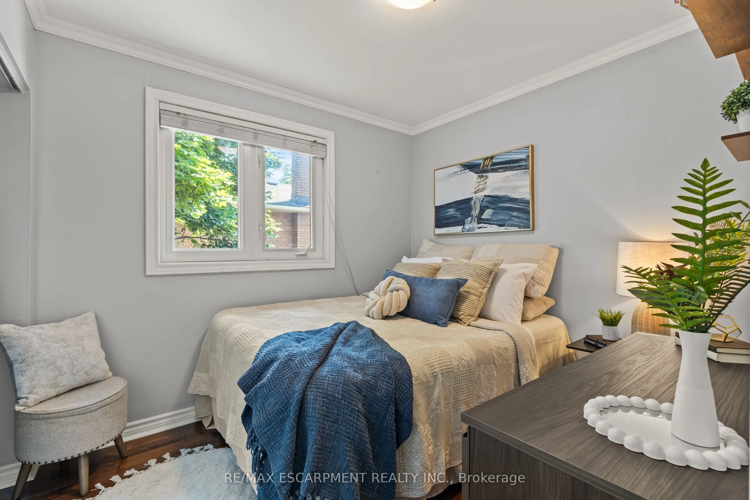 1298 Napier Crescent