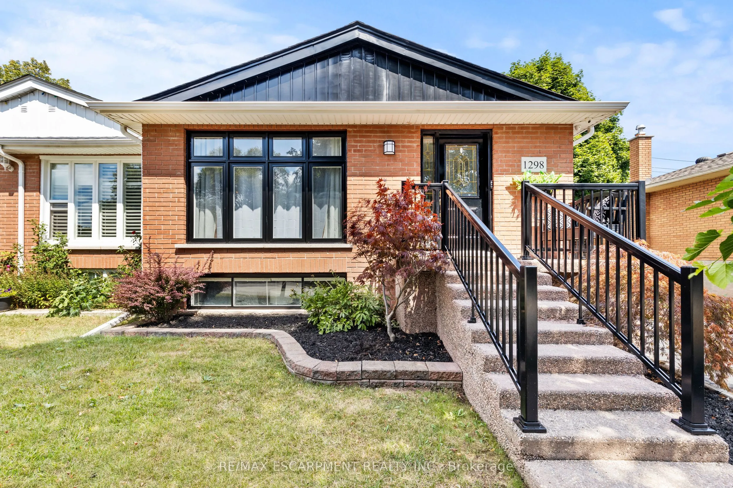 1298 Napier Crescent