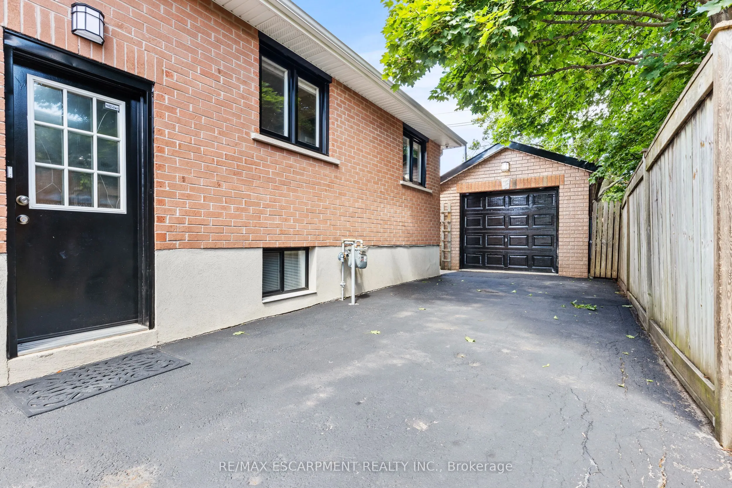 1298 Napier Crescent