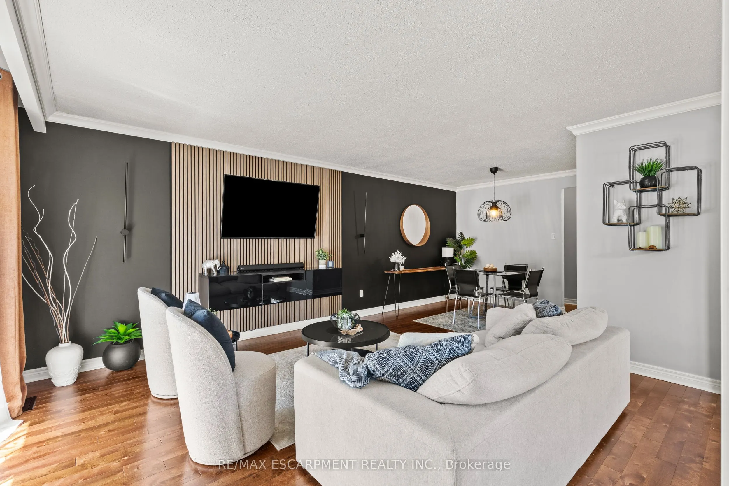 1298 Napier Crescent
