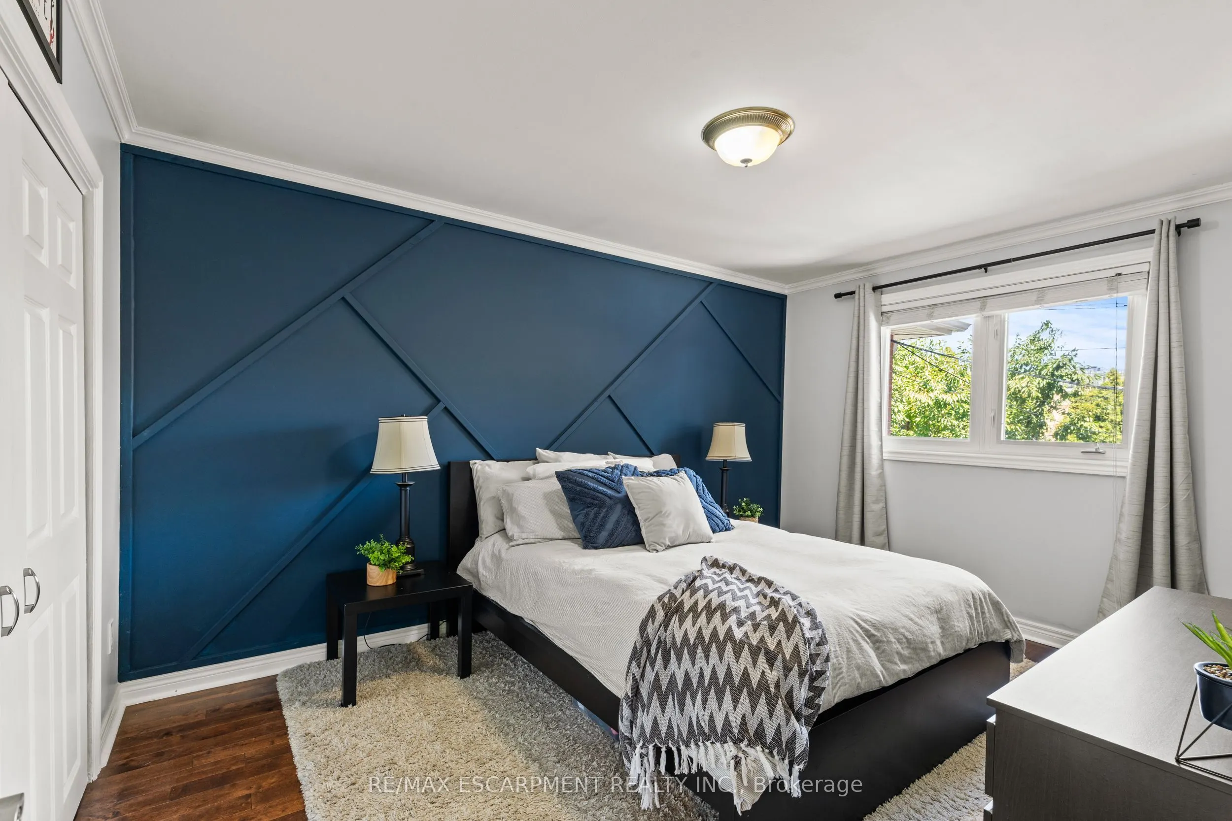 1298 Napier Crescent