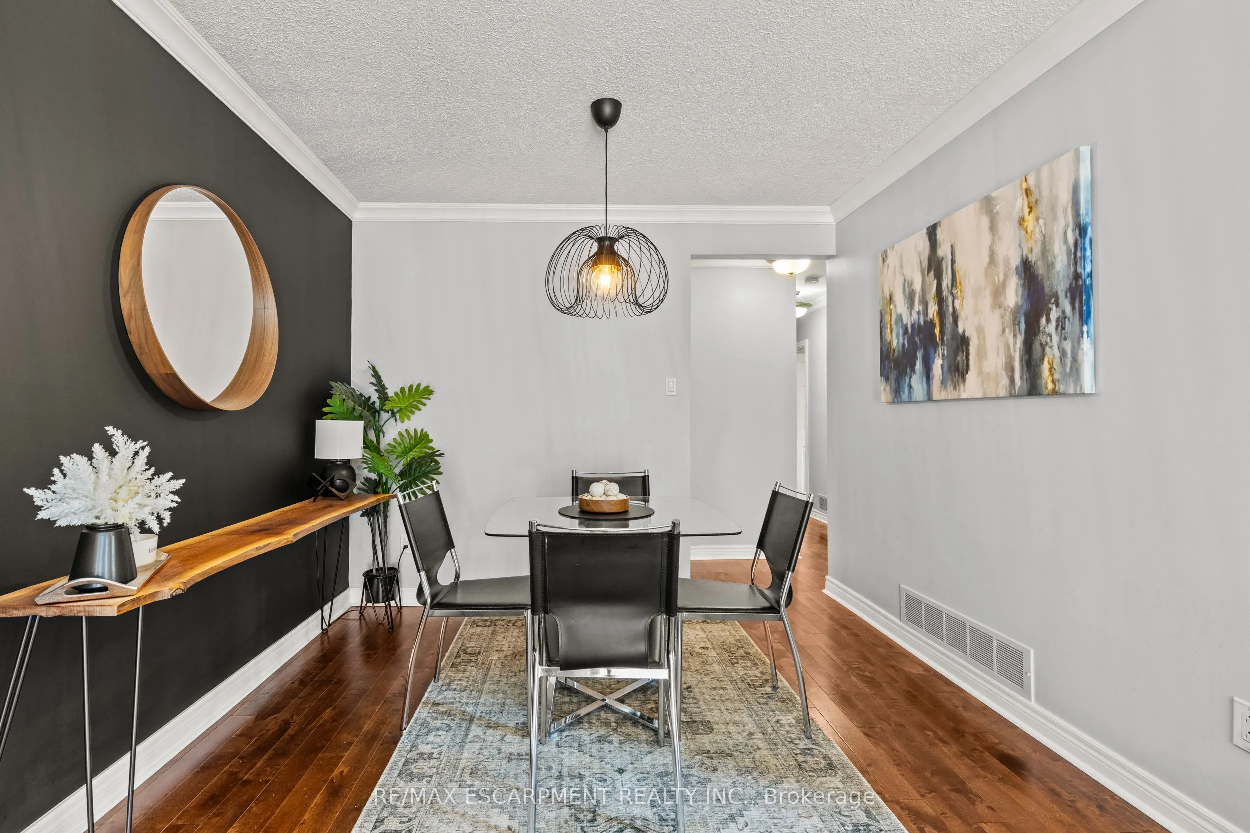 1298 Napier Crescent