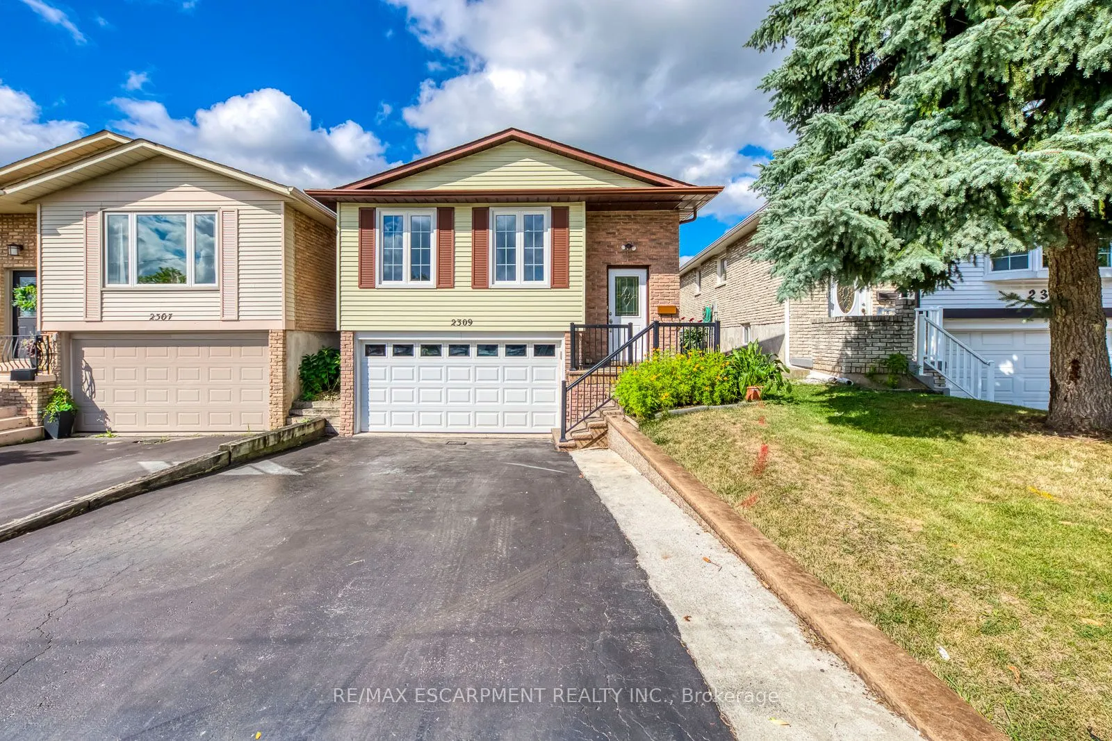 2309 Malcolm Crescent