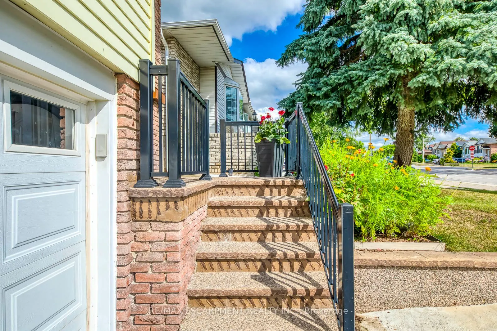 2309 Malcolm Crescent