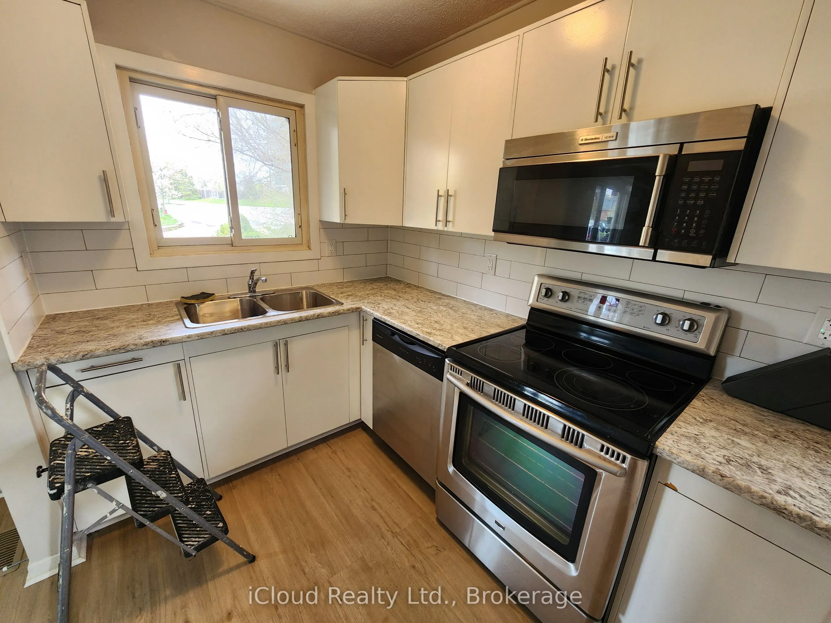 89 Wellington Street E, #Main Level