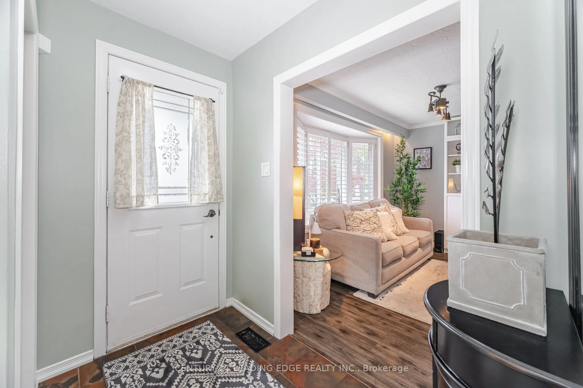 586 Curzon Avenue