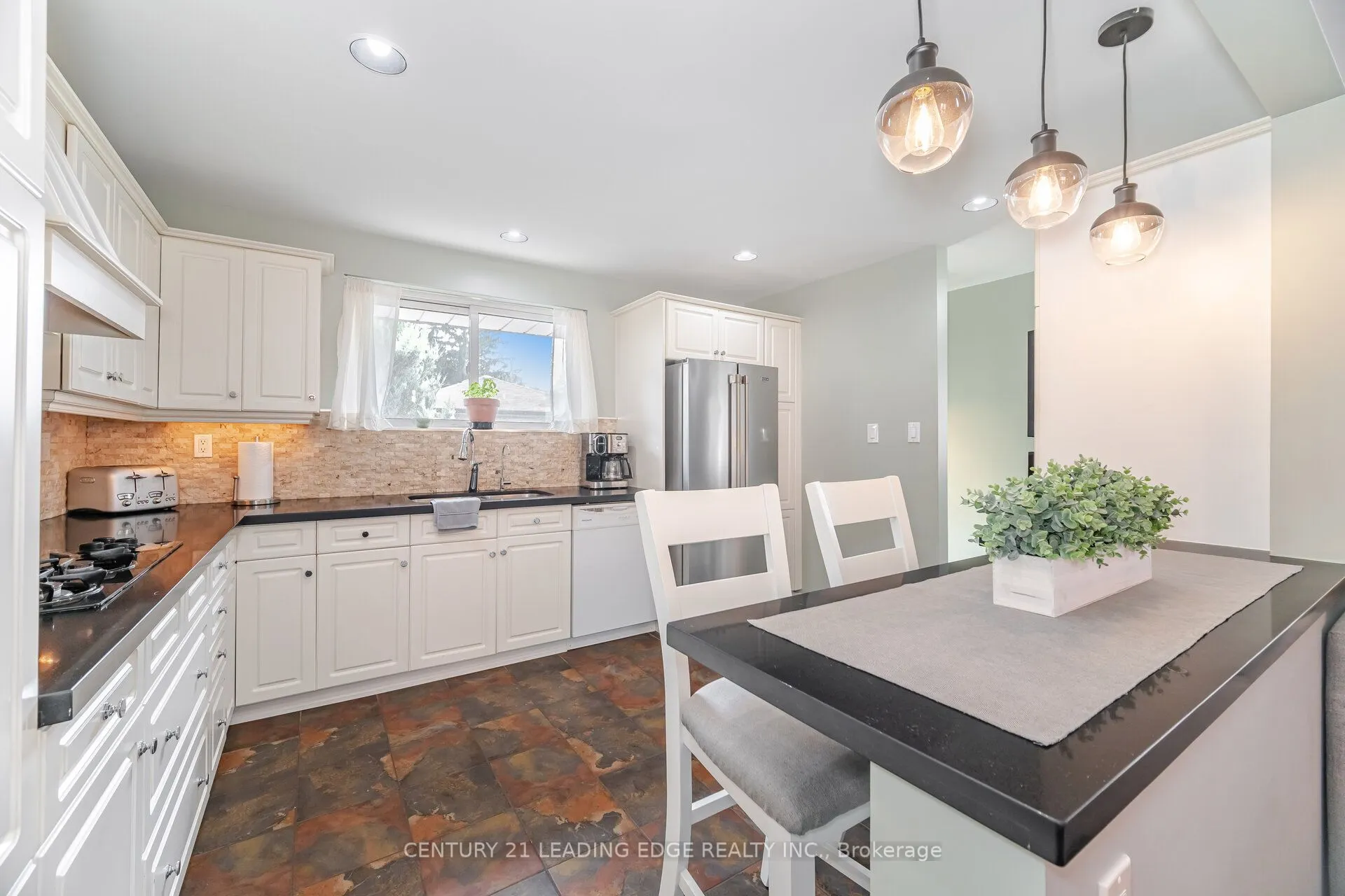 586 Curzon Avenue