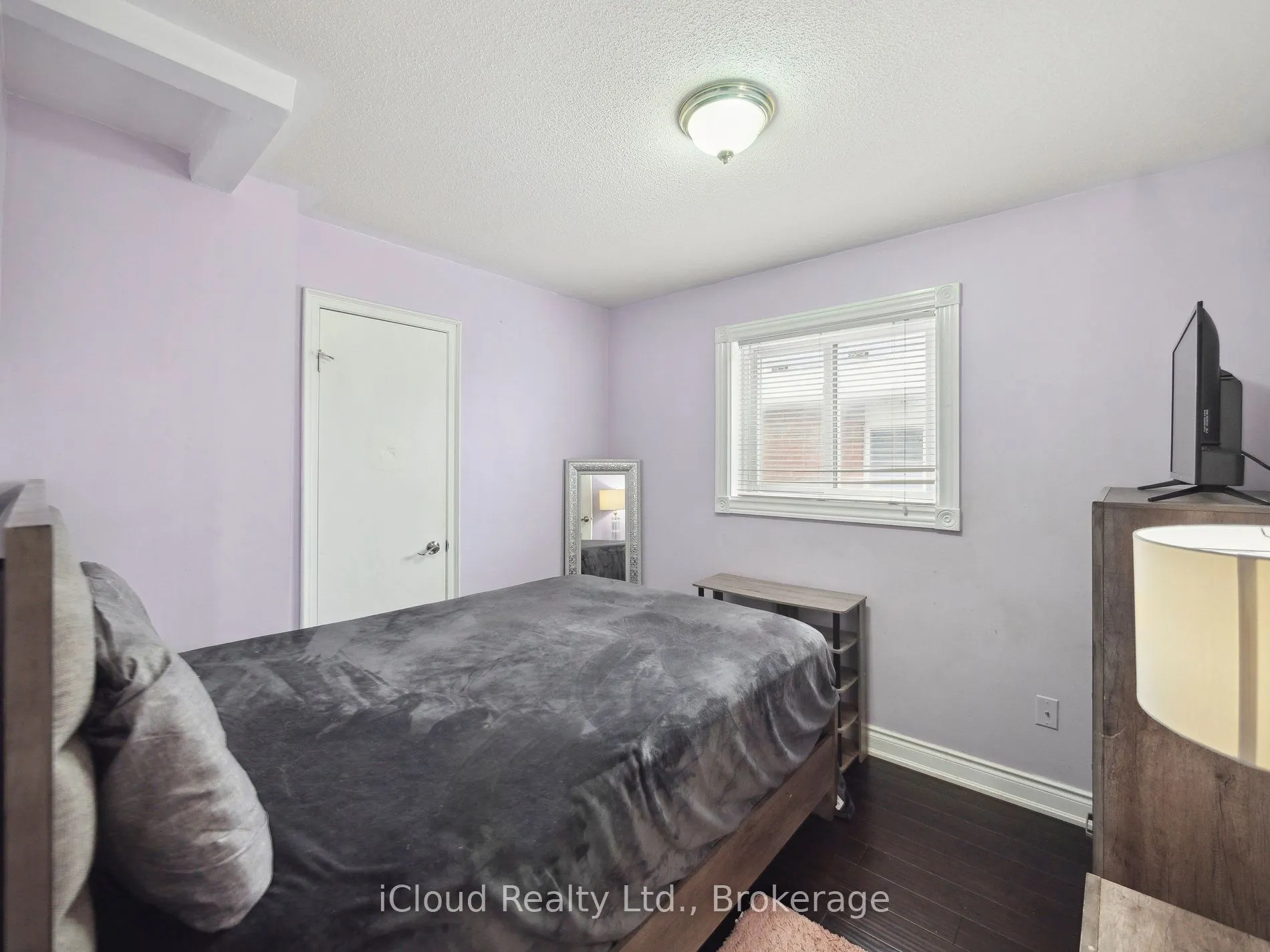 424 Jay Crescent