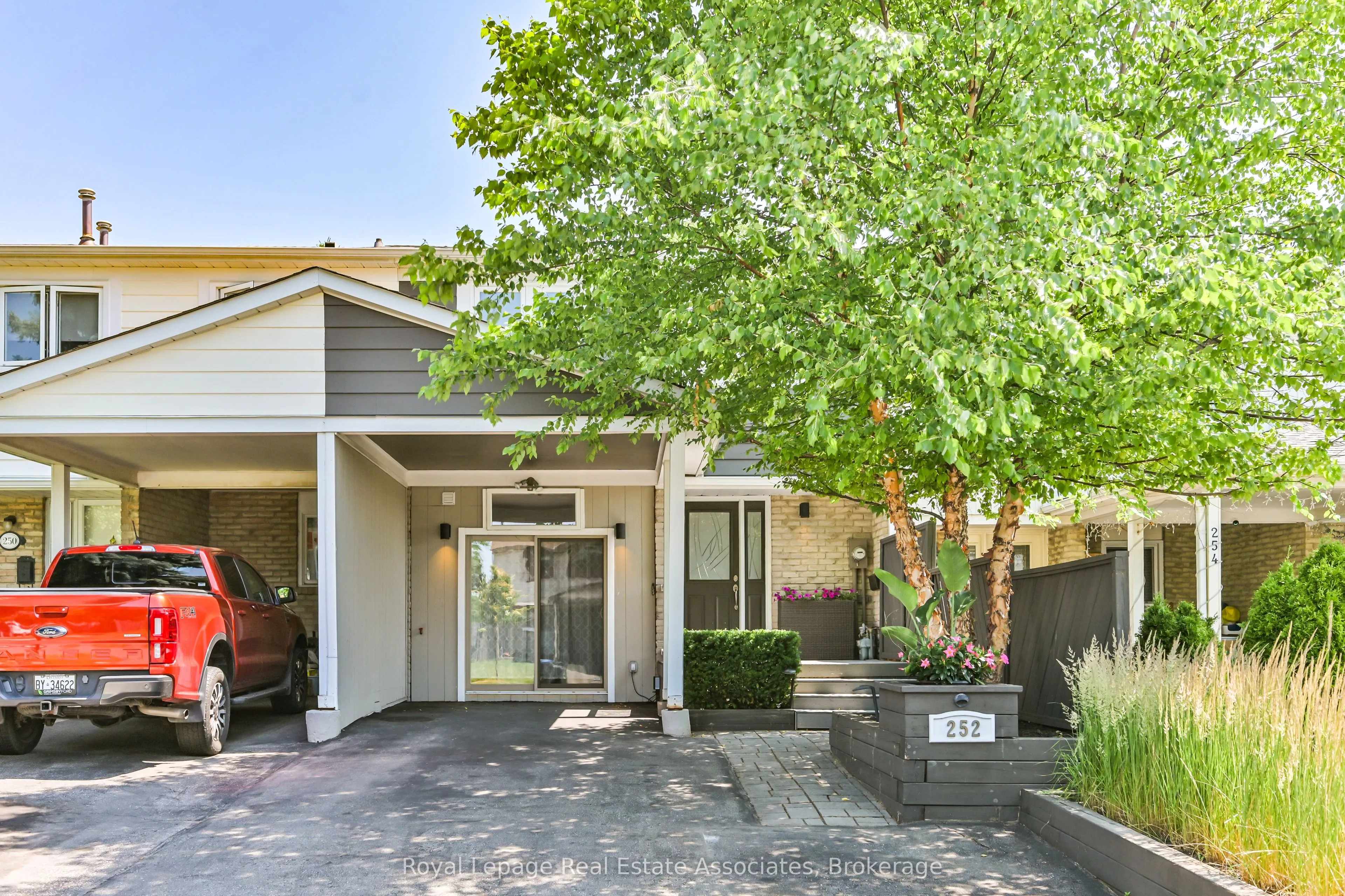 252 Royal Salisbury Way